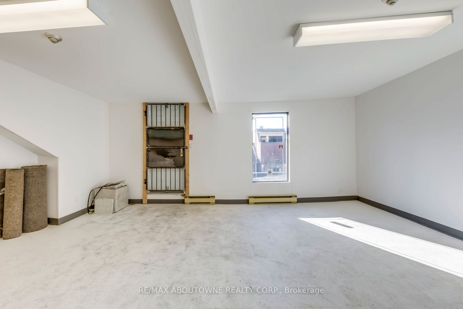 454 Dundas Street W 2-3 Fl Property Photo 24