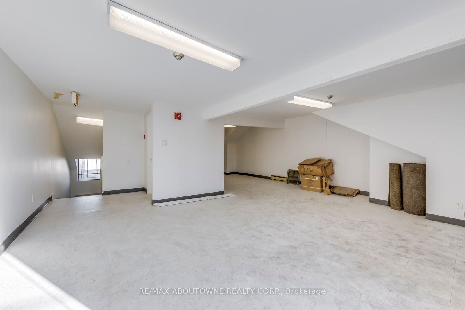 454 Dundas Street W 2-3 Fl Property Photo 25