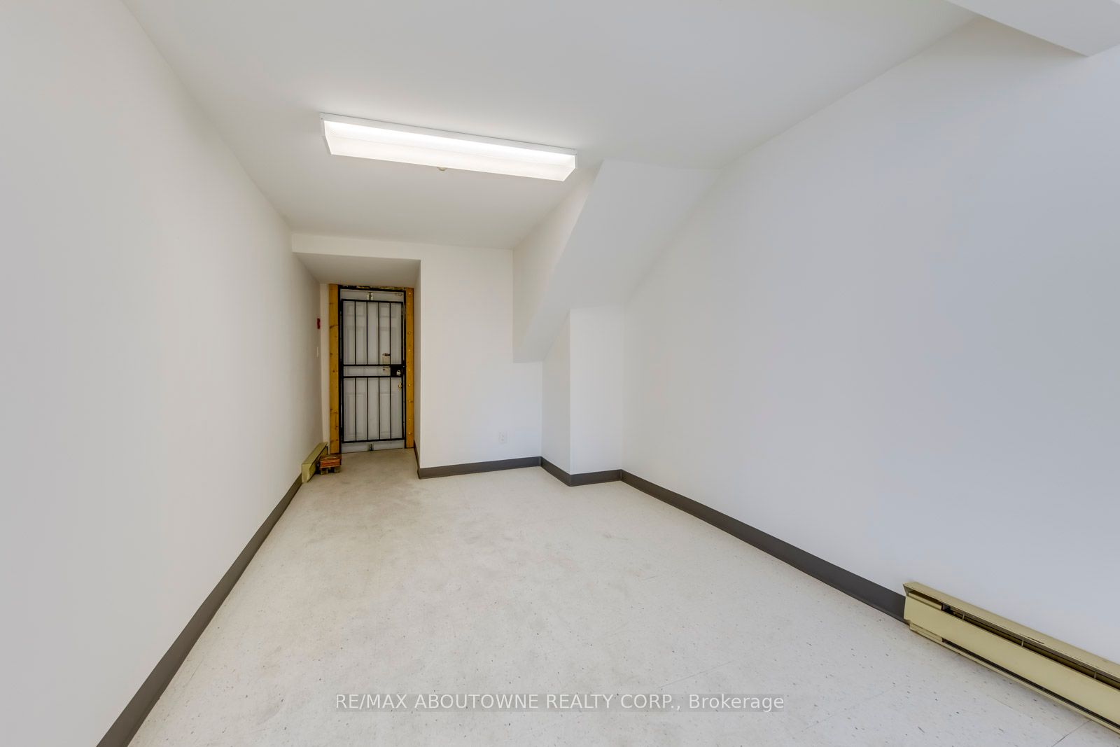 454 Dundas Street W 2-3 Fl Property Photo 29