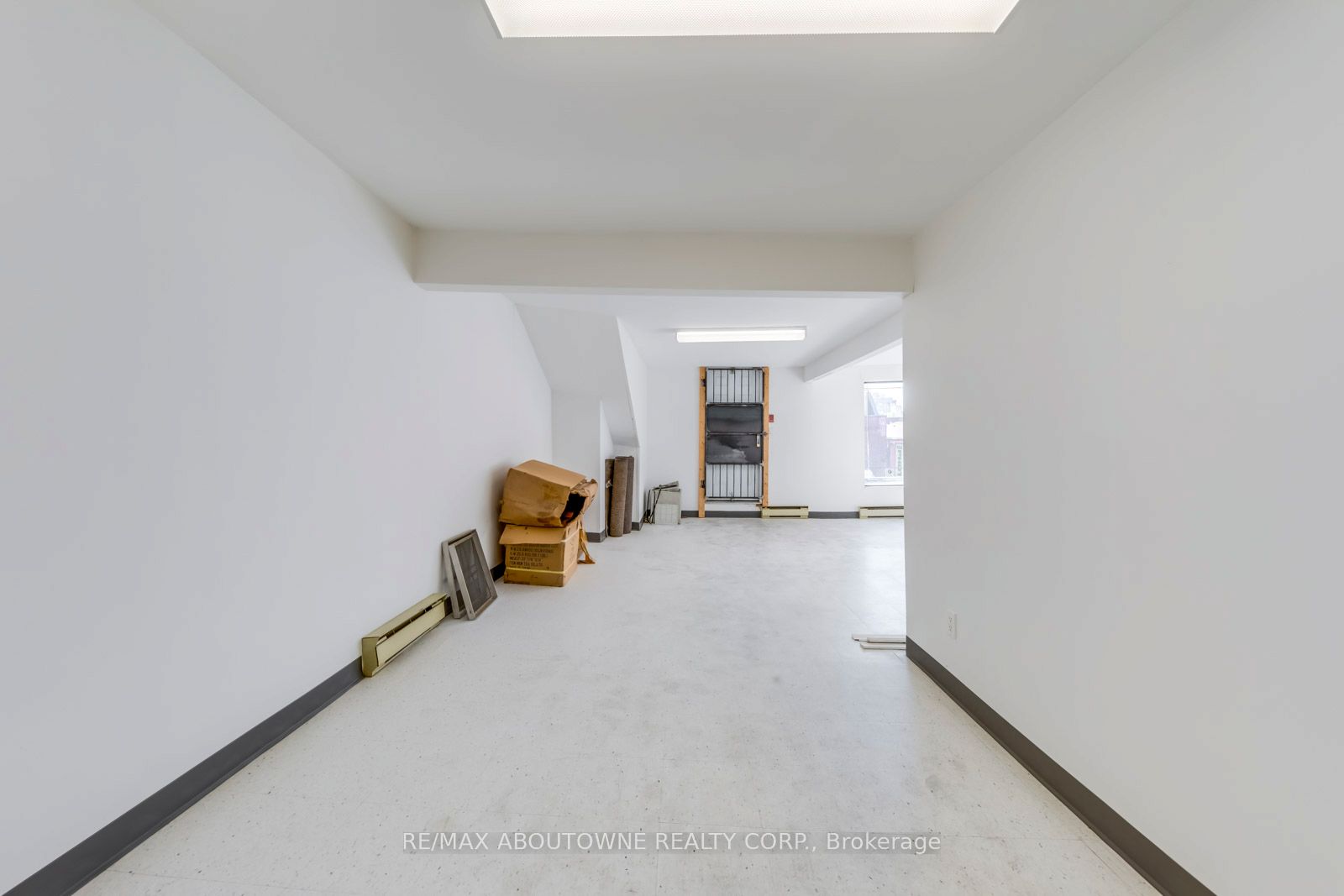 454 Dundas Street W 2-3 Fl Property Photo 30