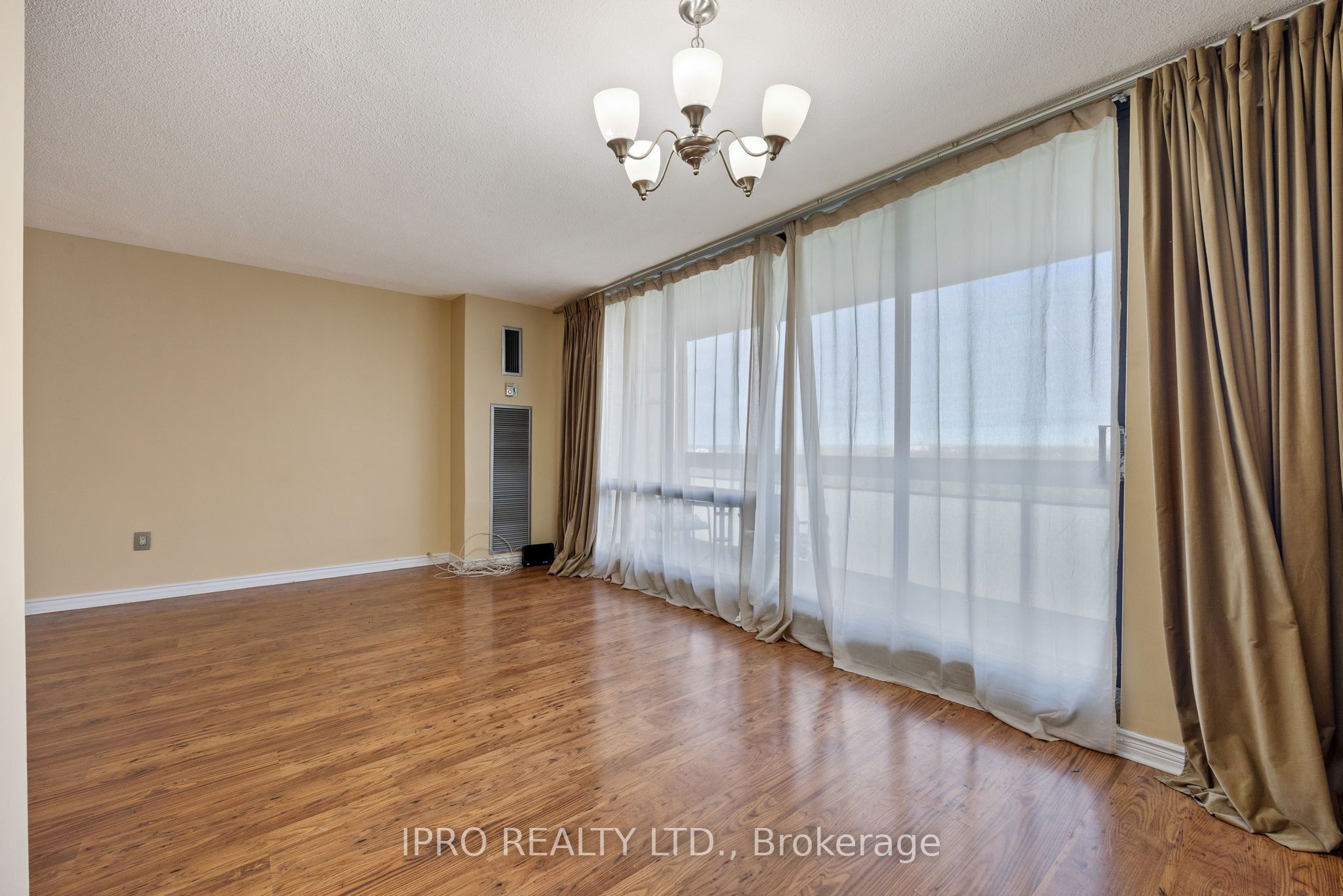 #1203 - 260 Seneca Hill Drive Property Photo 8