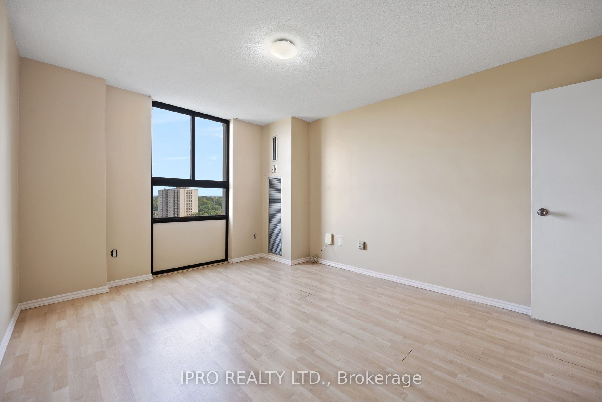 #1203 - 260 Seneca Hill Drive Property Photo 12