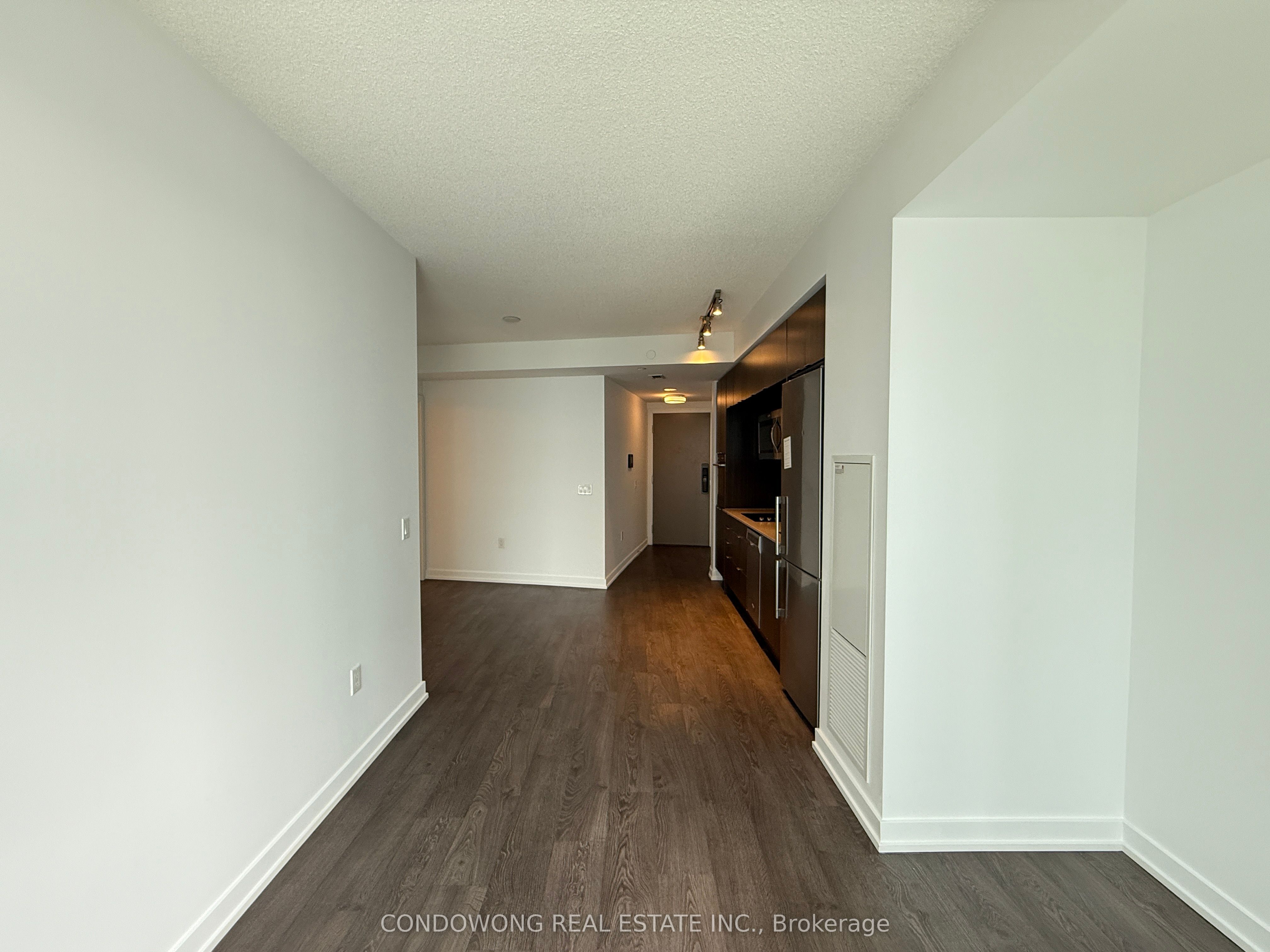 #2012 - 10 York Street Property Photo 4