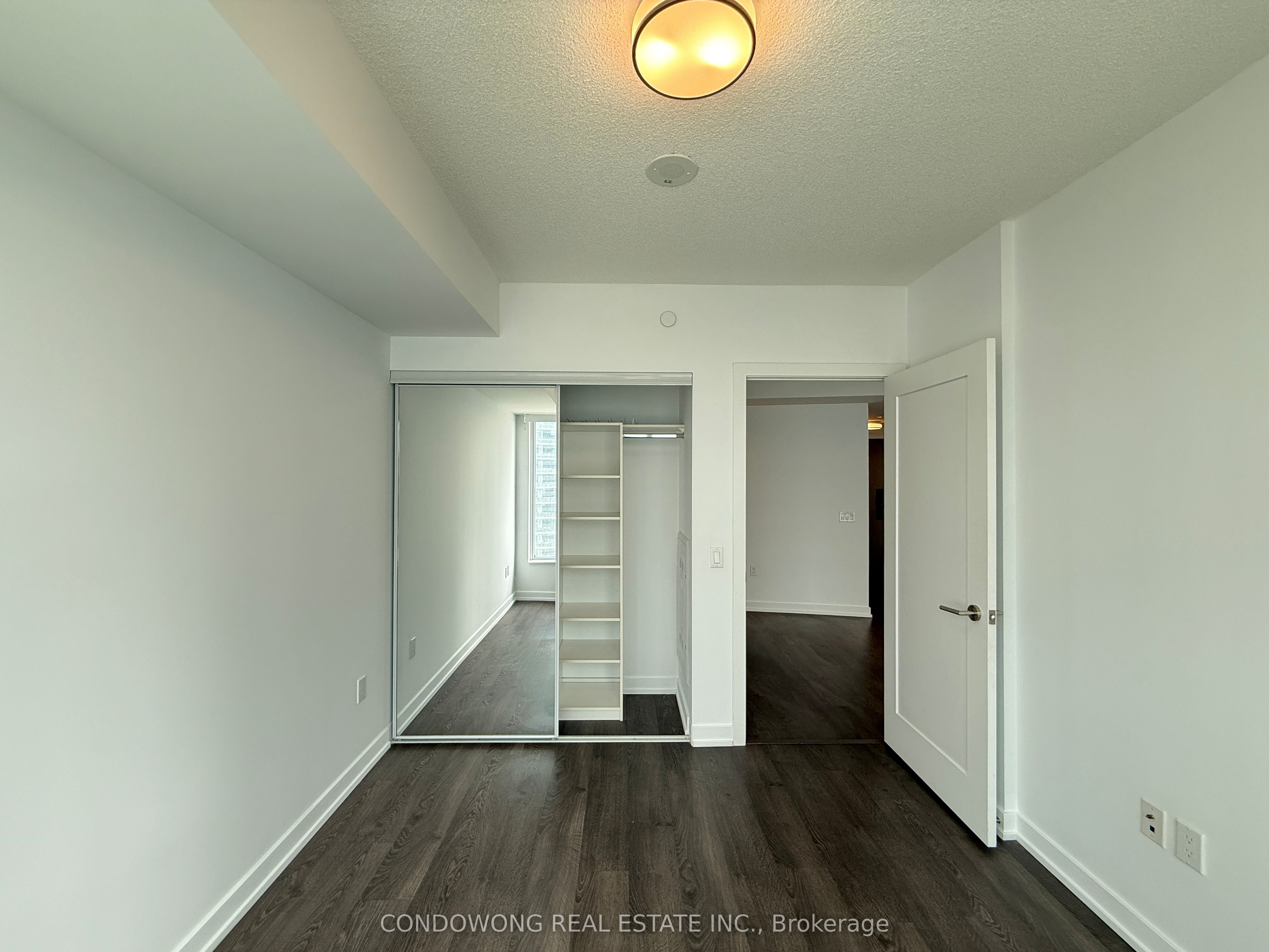 #2012 - 10 York Street Property Photo 8