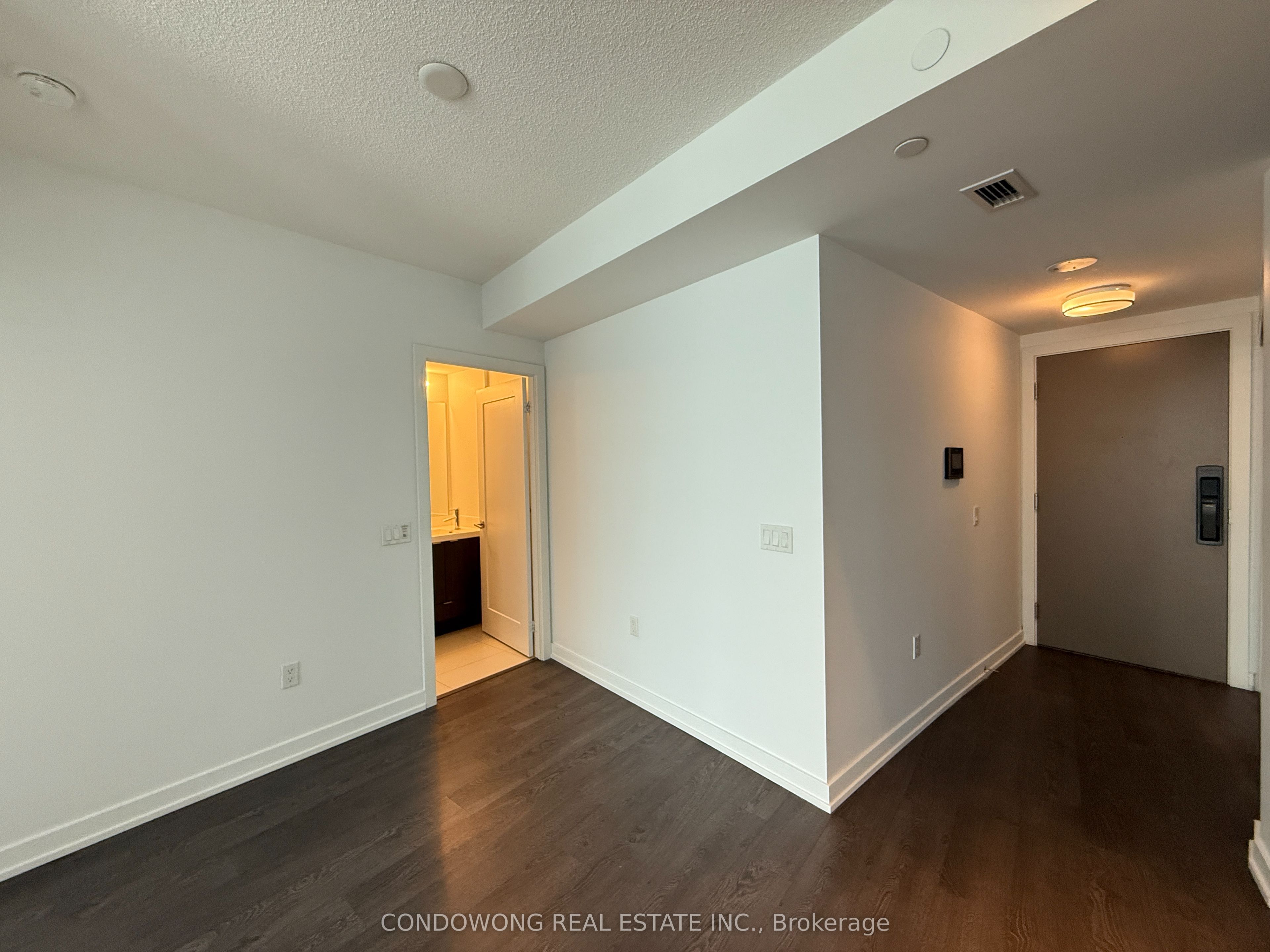 #2012 - 10 York Street Property Photo 10