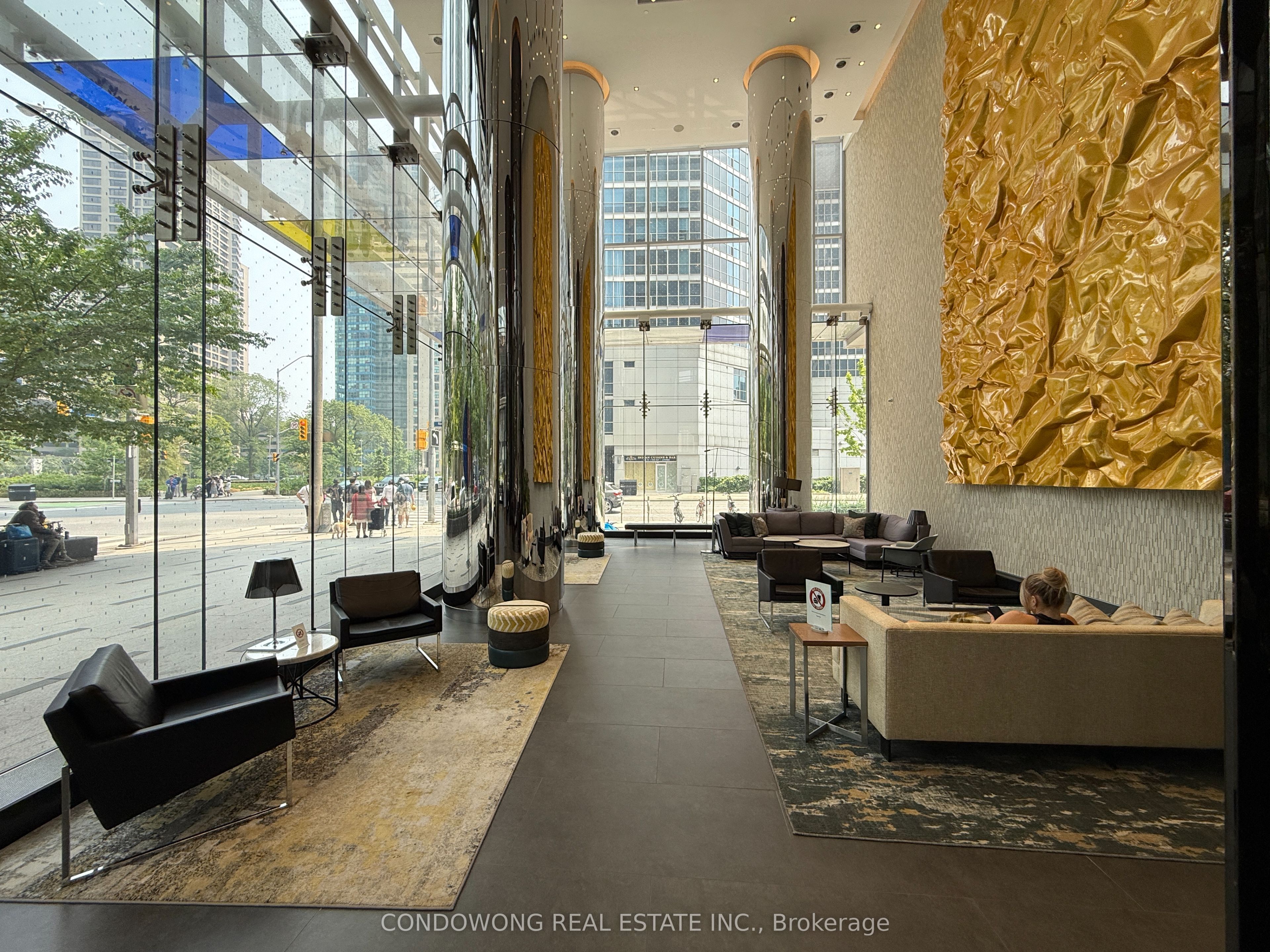 #2012 - 10 York Street Property Photo 15