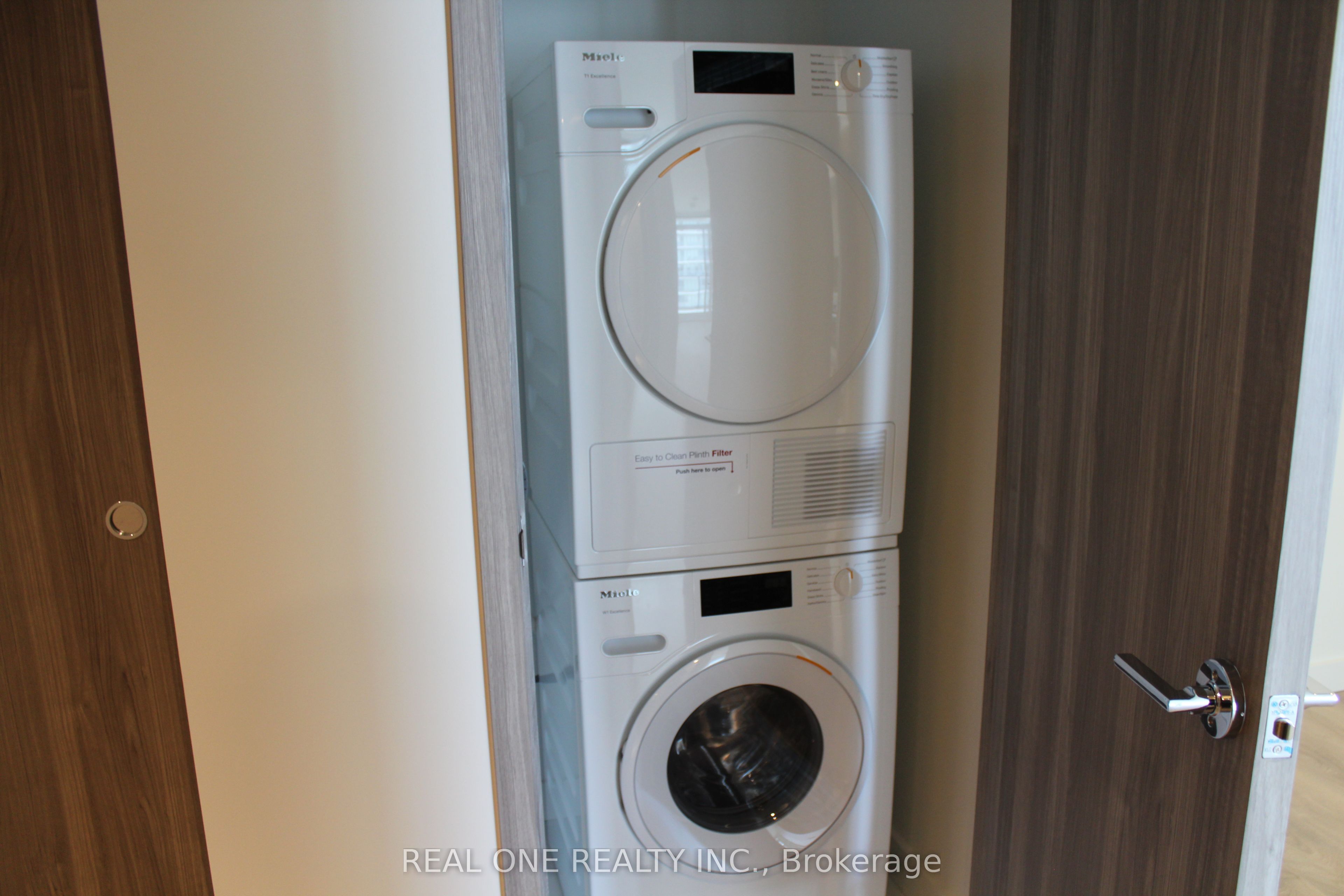 95 Mcmahon Drive 2701 Property Photo 18