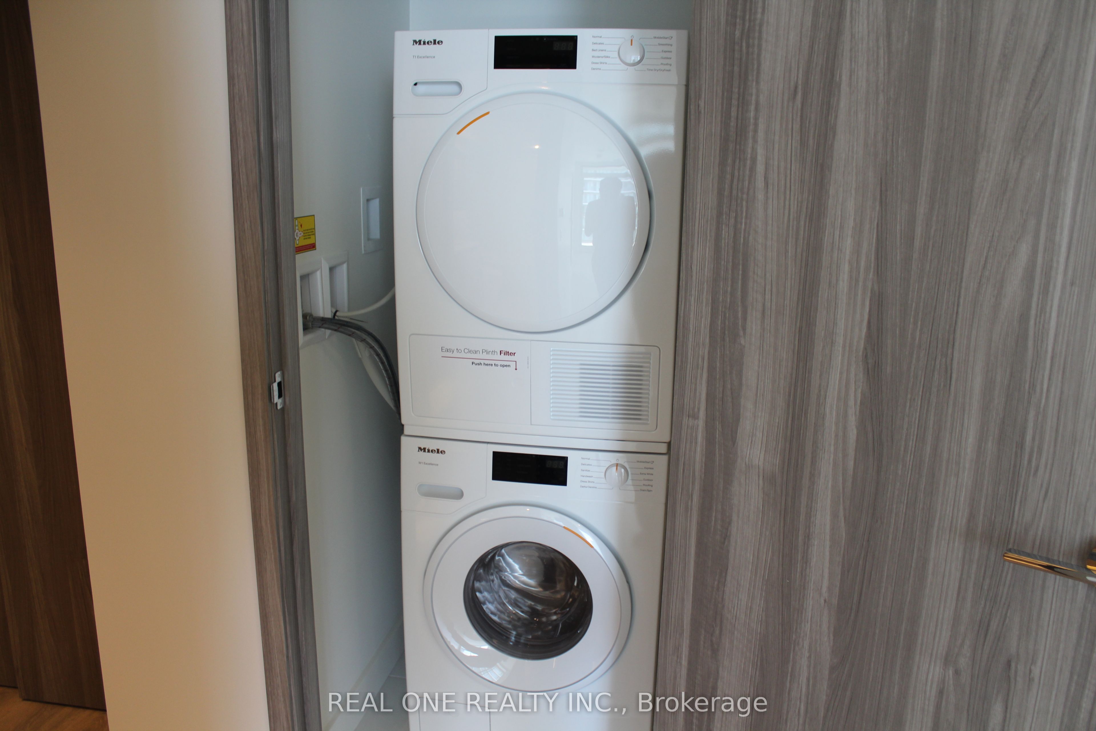 95 Mcmahon Drive 2701 Property Photo 19