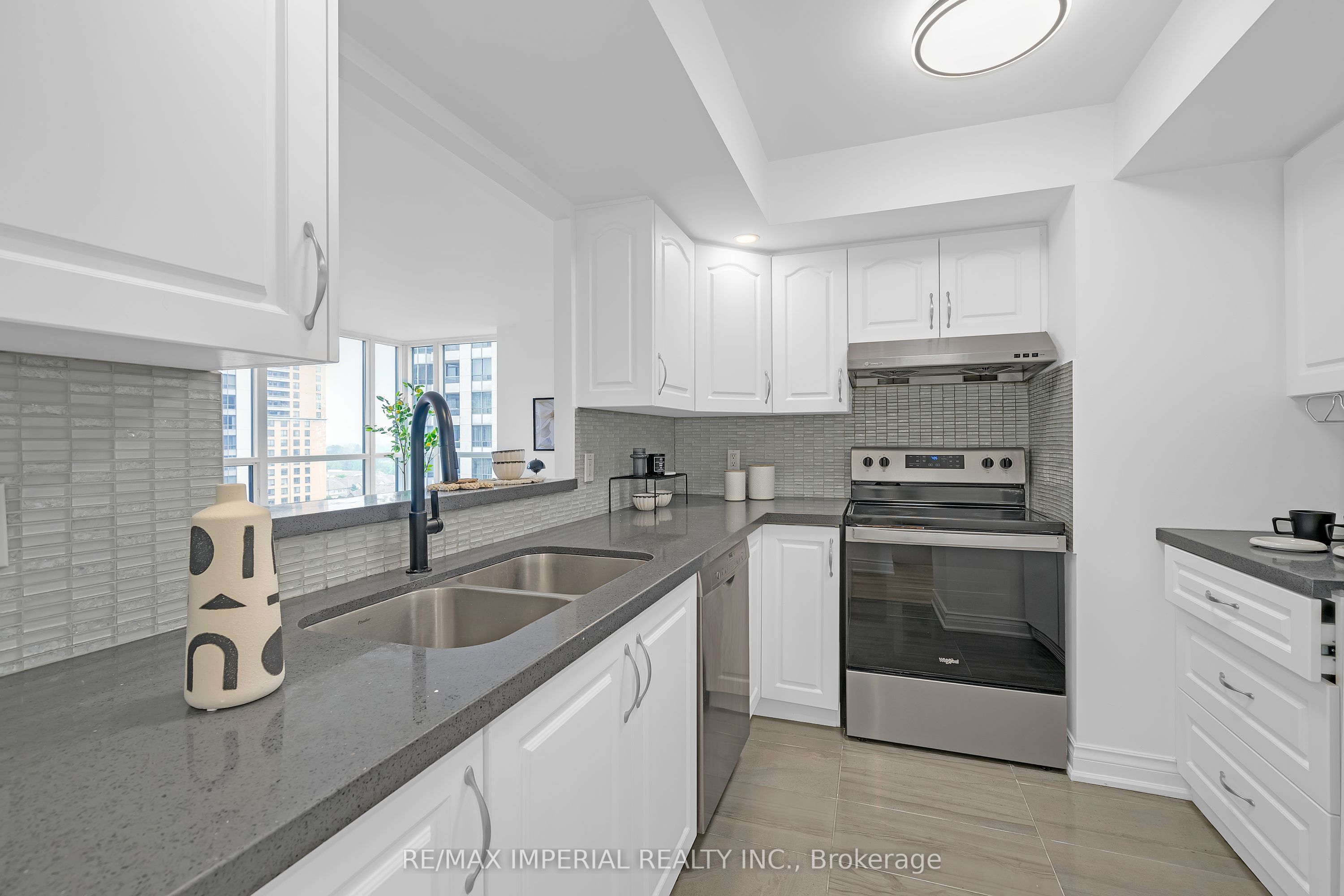 #1211 - 5 Northtown Way Property Photo 6