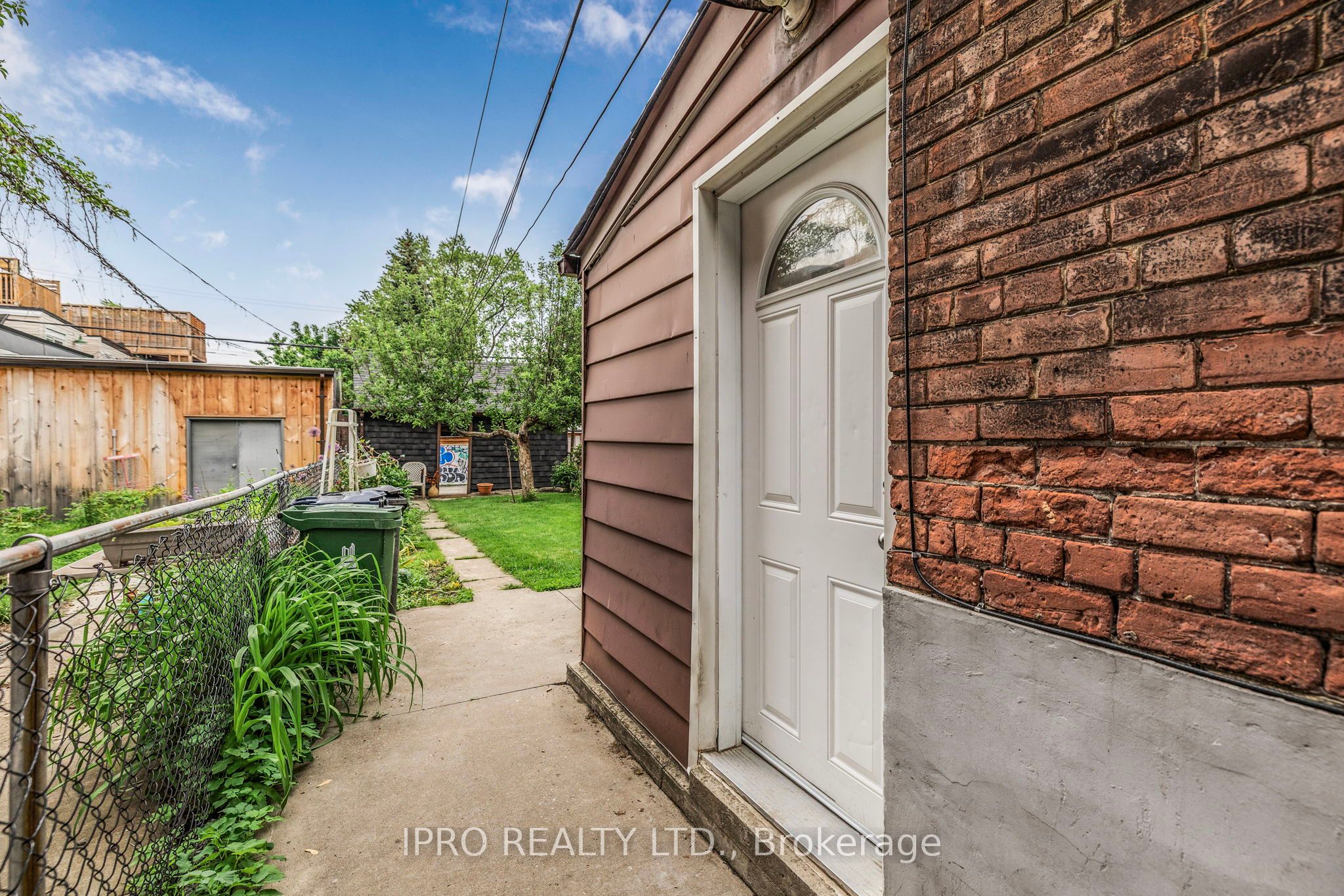 845 College Street Property Photo 8
