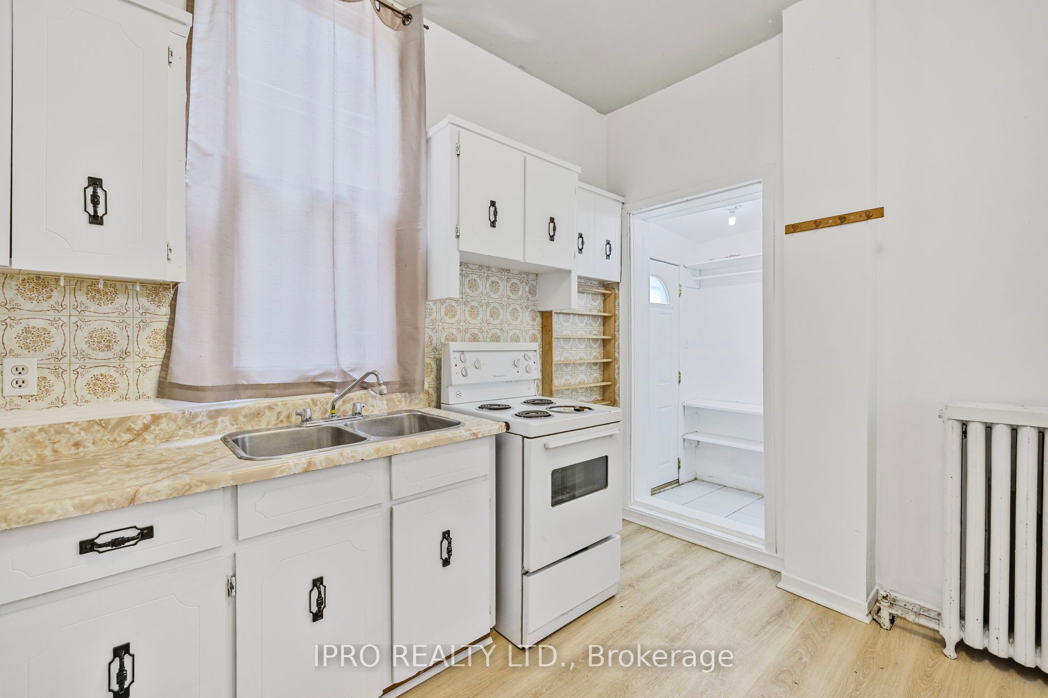 845 College Street Property Photo 10