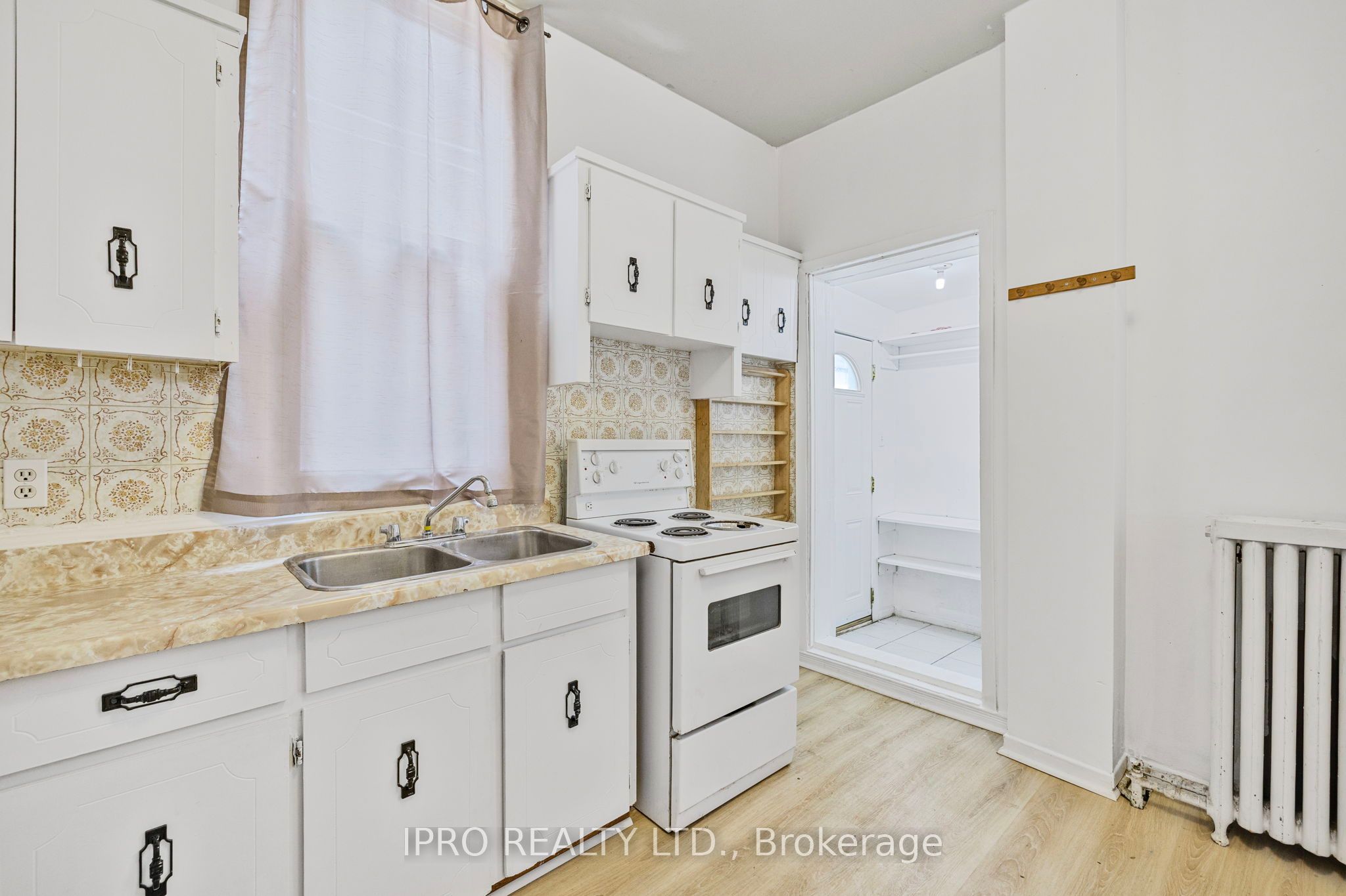845 College Street Property Photo 10