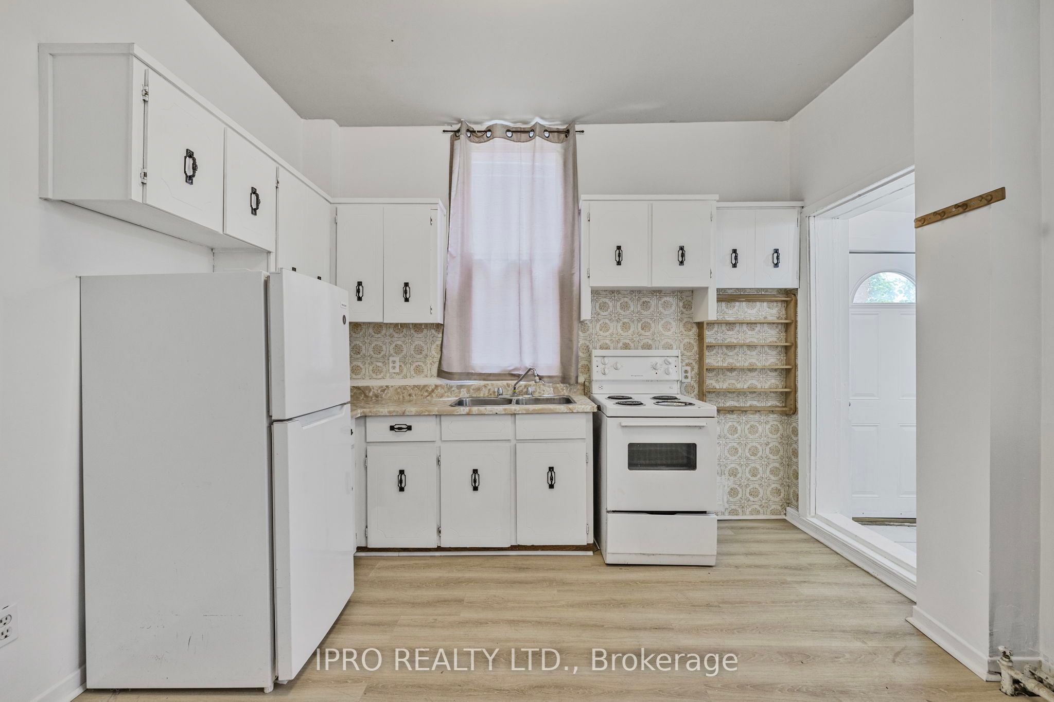 845 College Street Property Photo 11