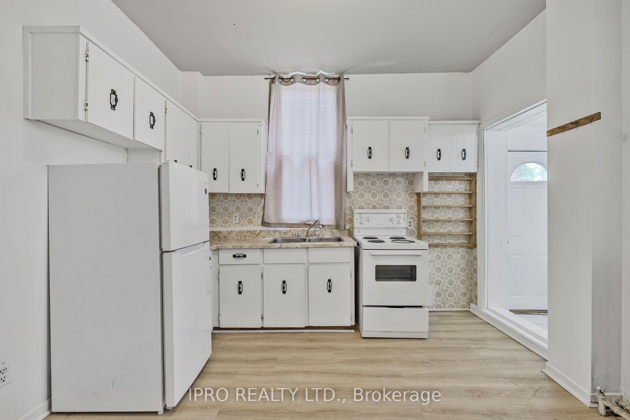 845 College Street Property Photo 11