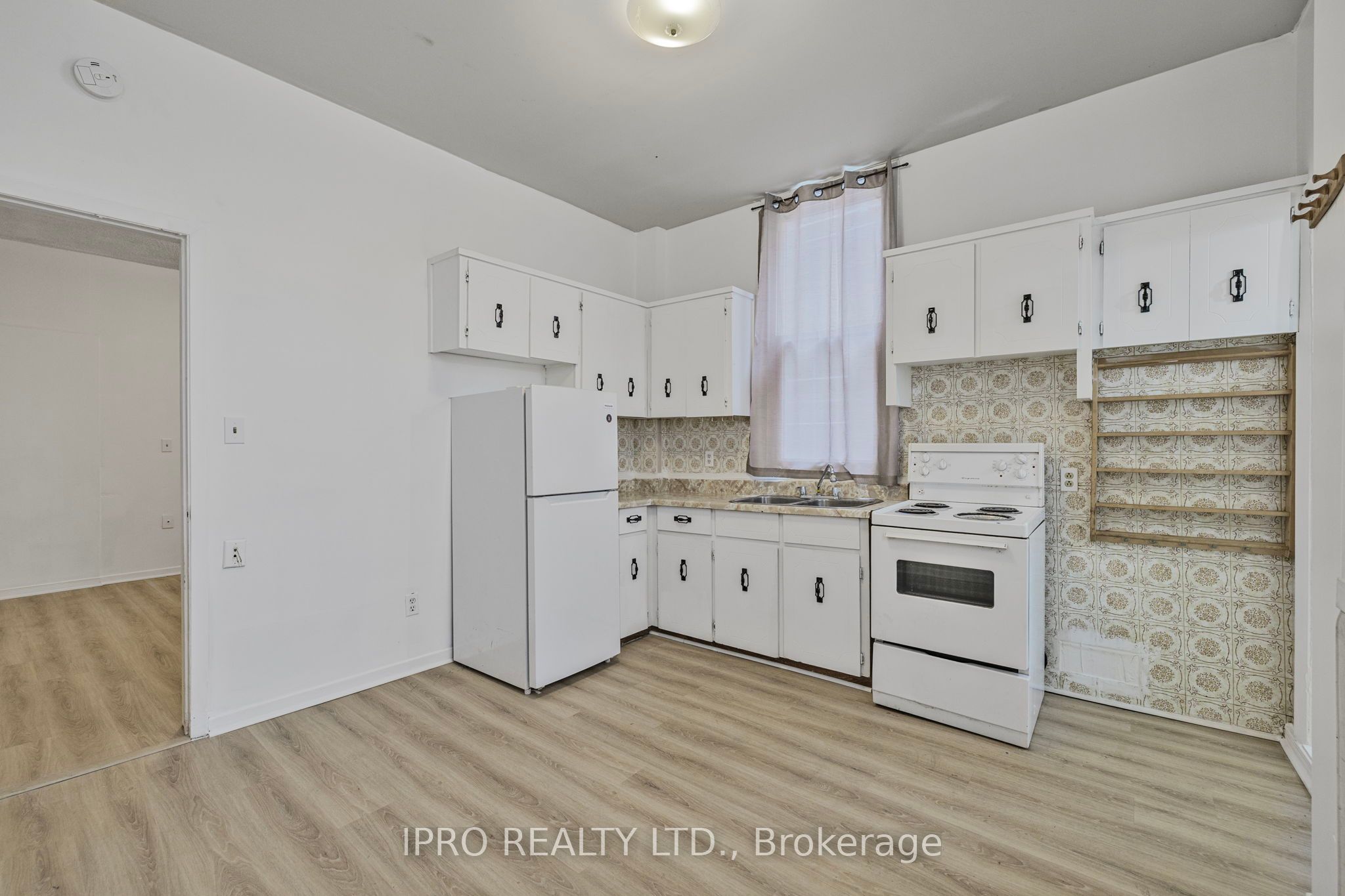 845 College Street Property Photo 12