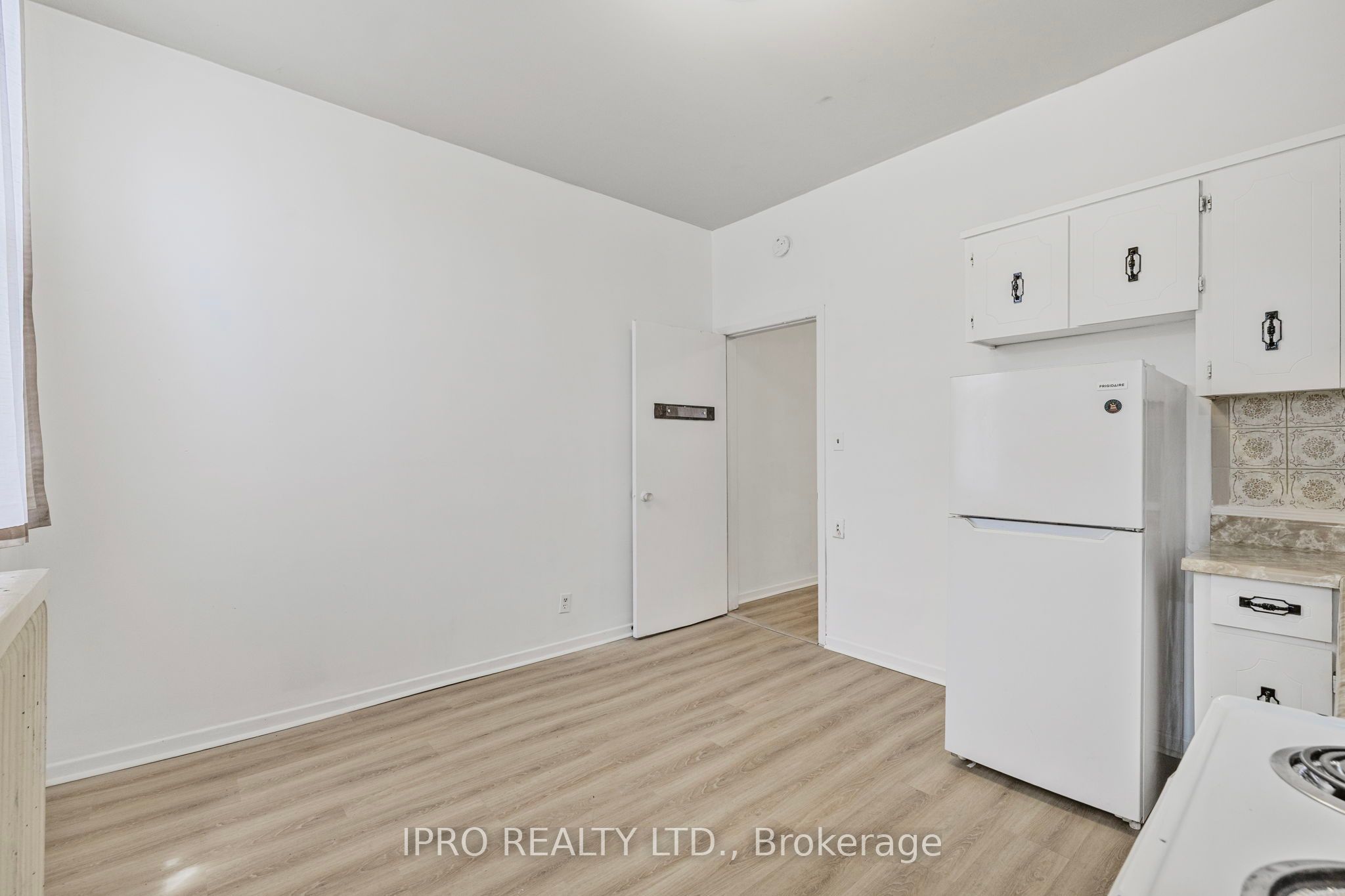 845 College Street Property Photo 13