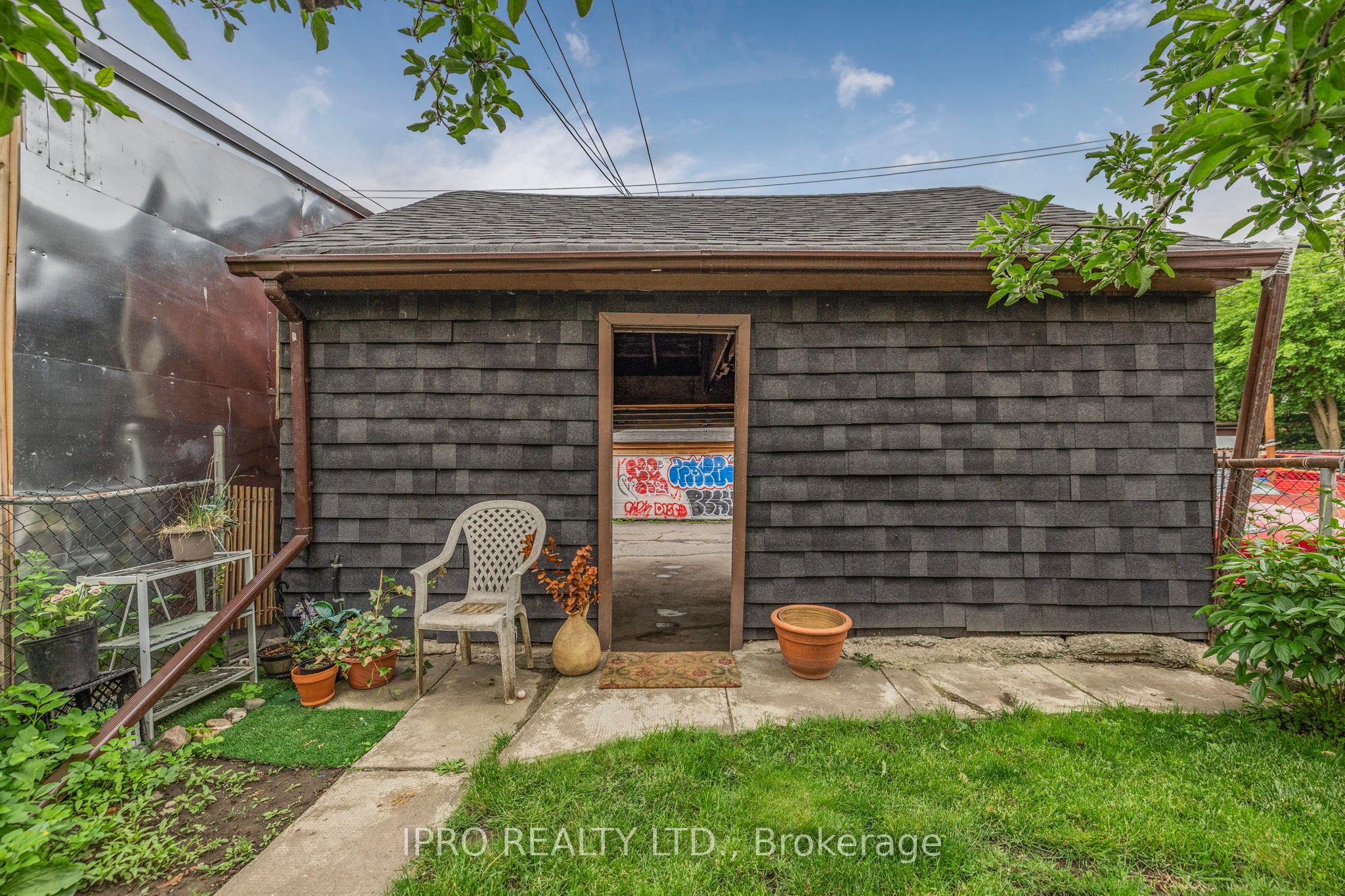 845 College Street Property Photo 35