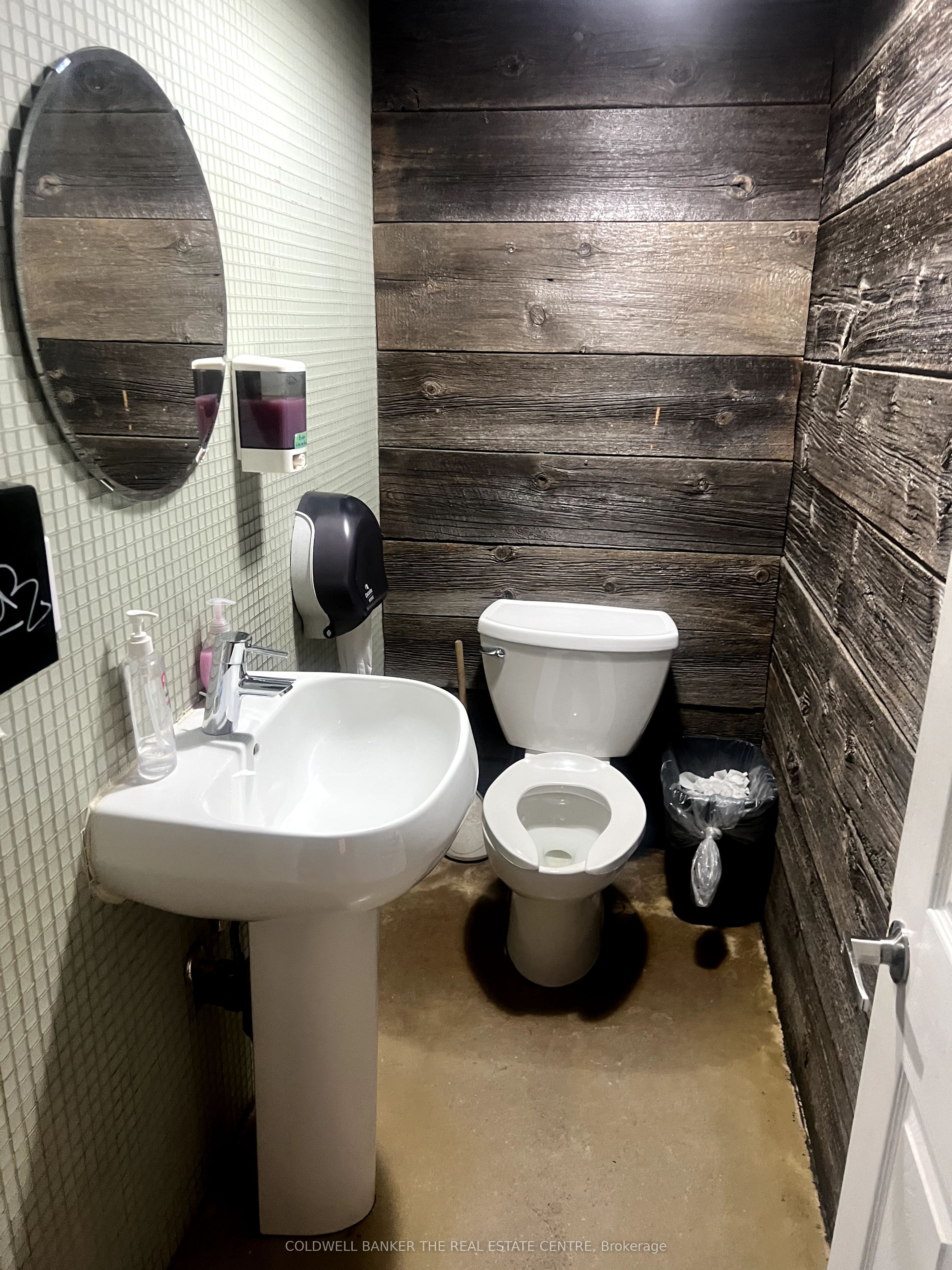 810 College Street Property Photo 8