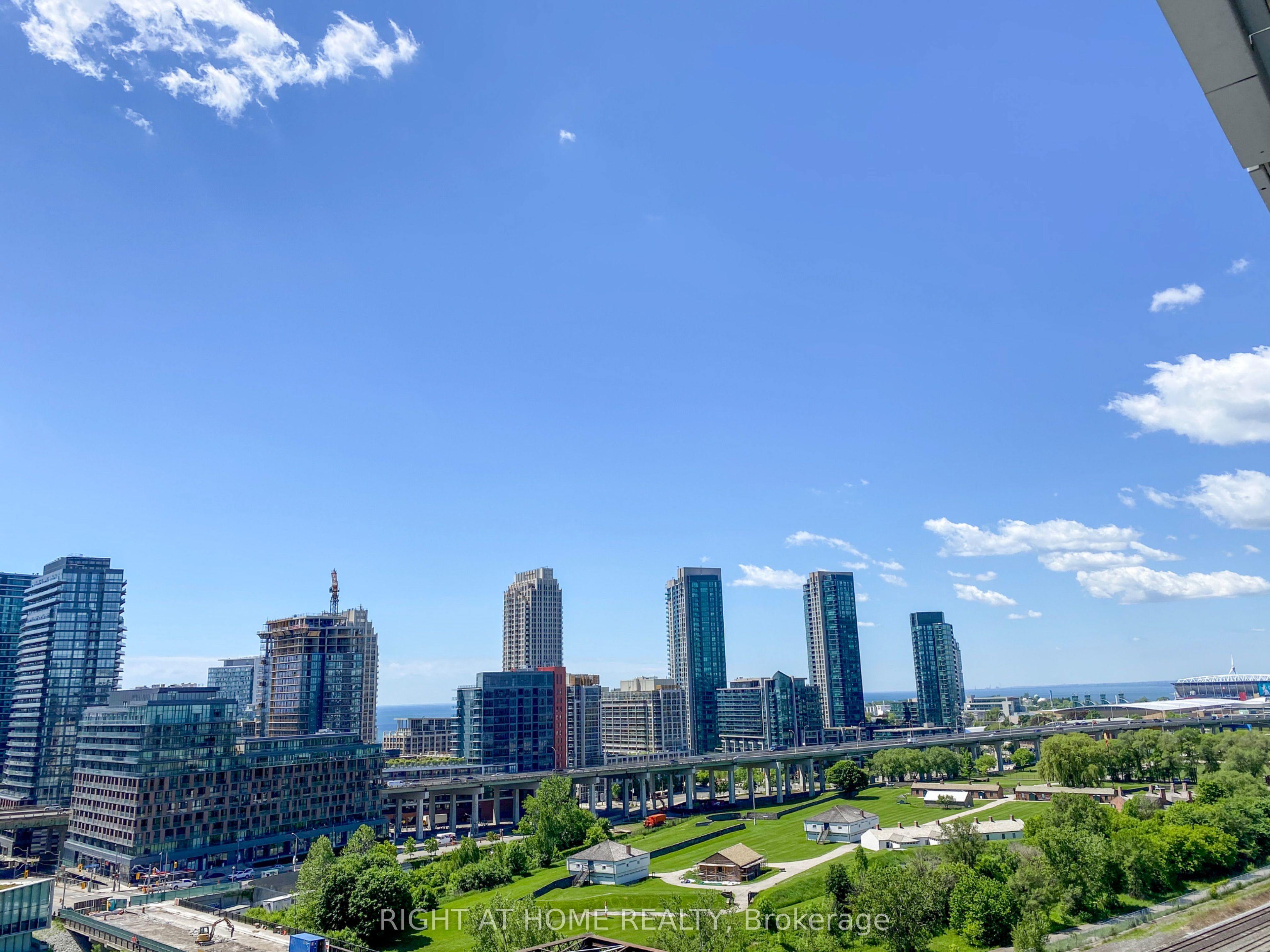 576 Front Street W 1107 Property Photo 3