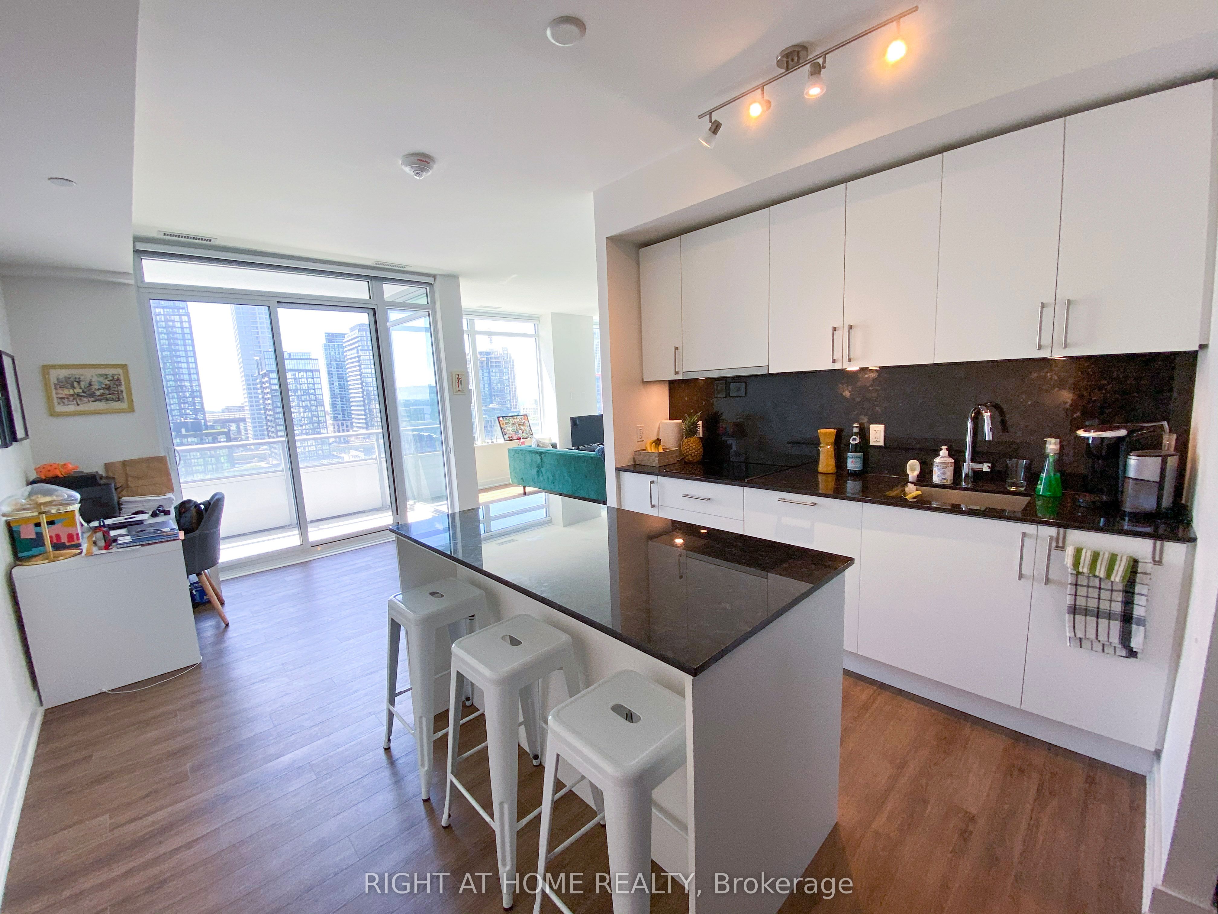 576 Front Street W 1107 Property Photo 5