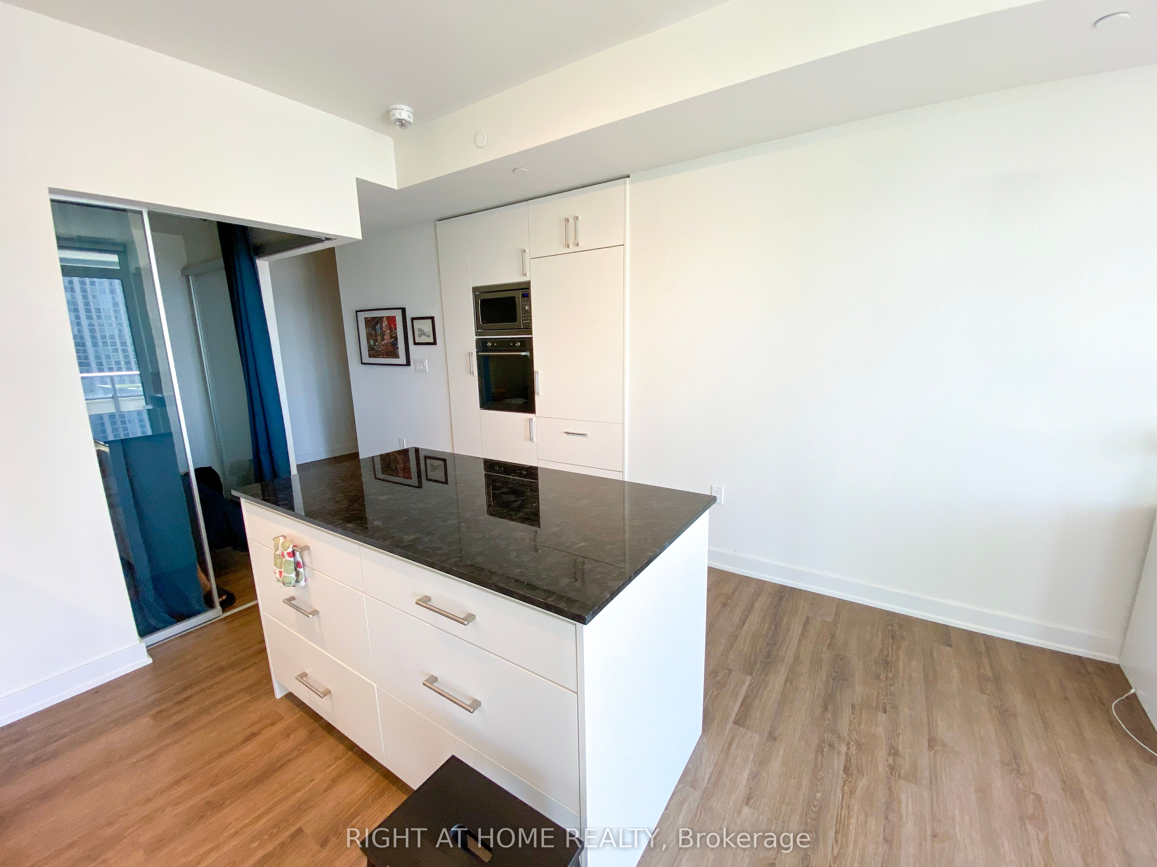 576 Front Street W 1107 Property Photo 6