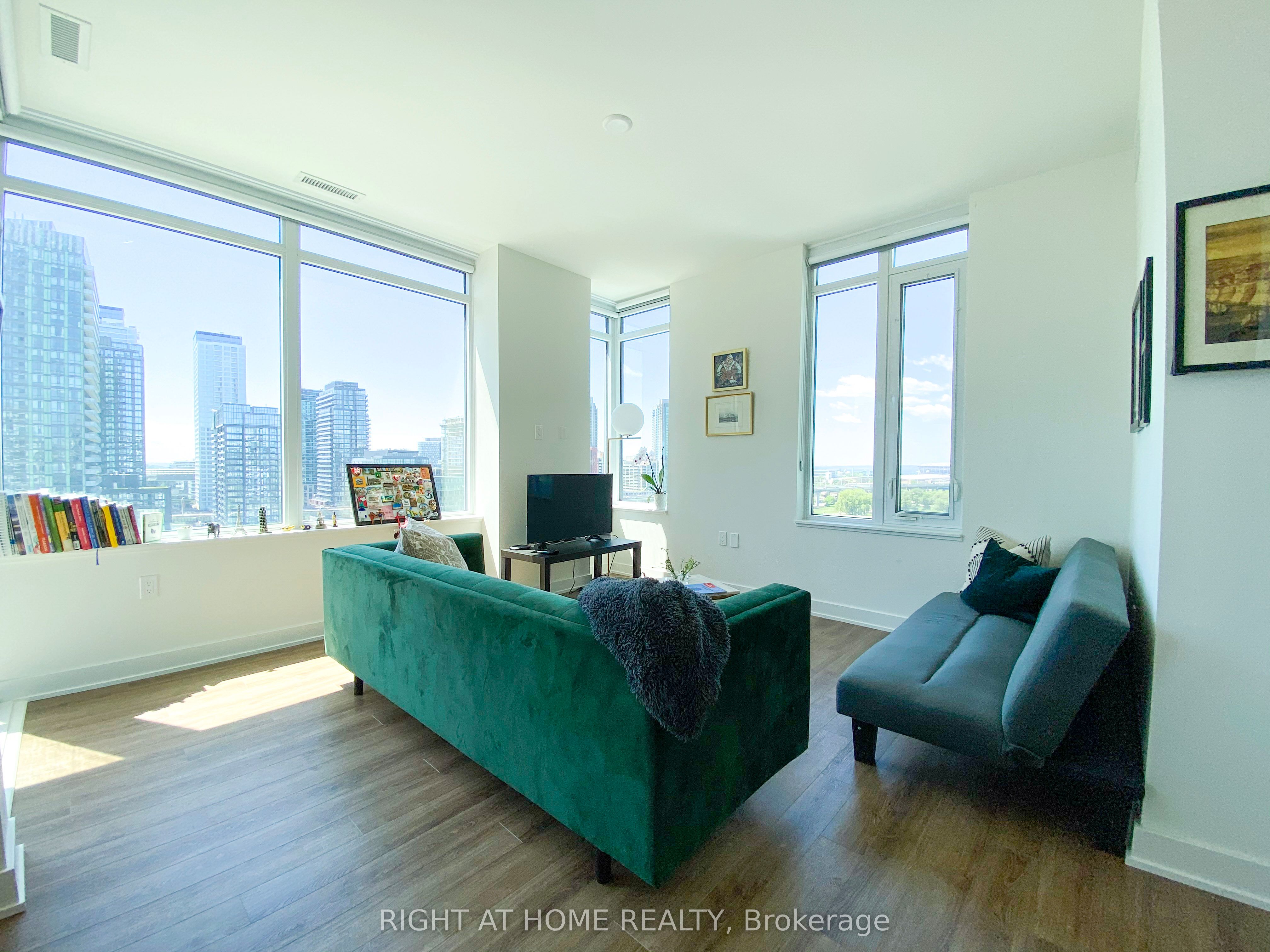 576 Front Street W 1107 Property Photo 8