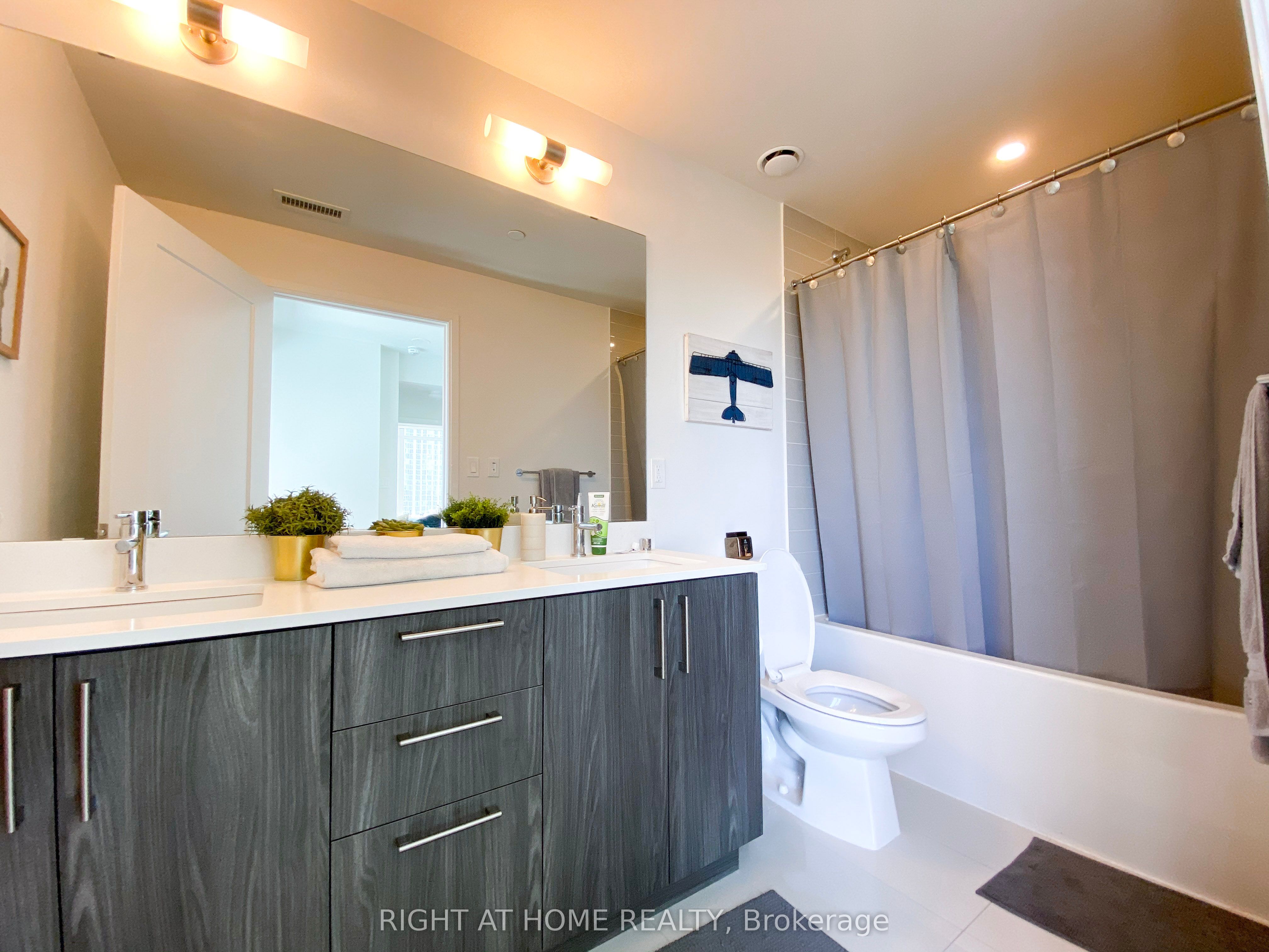 576 Front Street W 1107 Property Photo 10