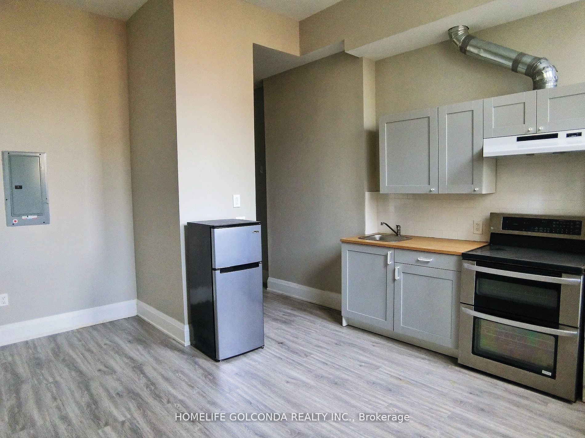 490 Queen Street W Property Photo 3