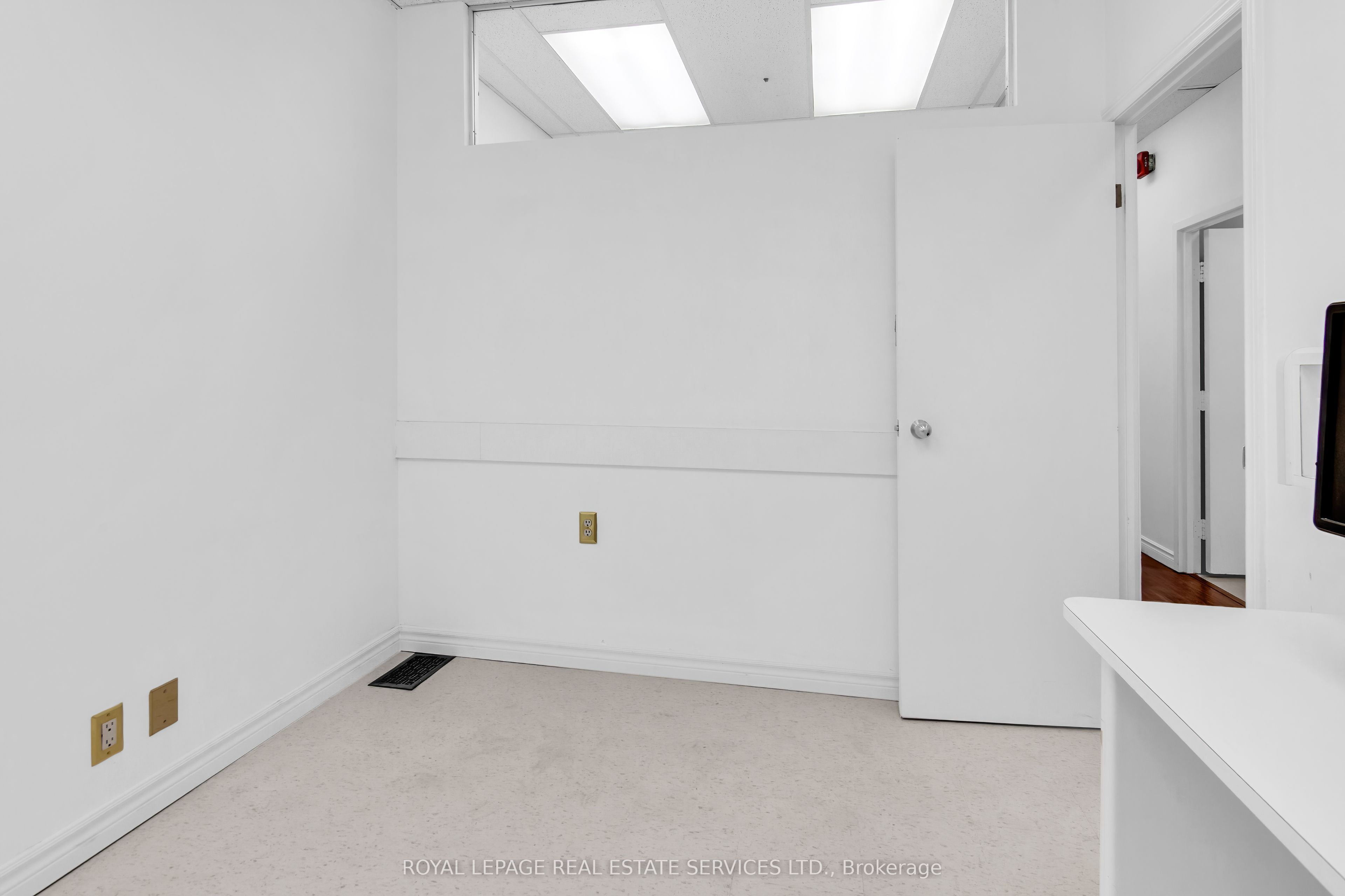 346 Dundas Street W Main Floor Property Photo 34