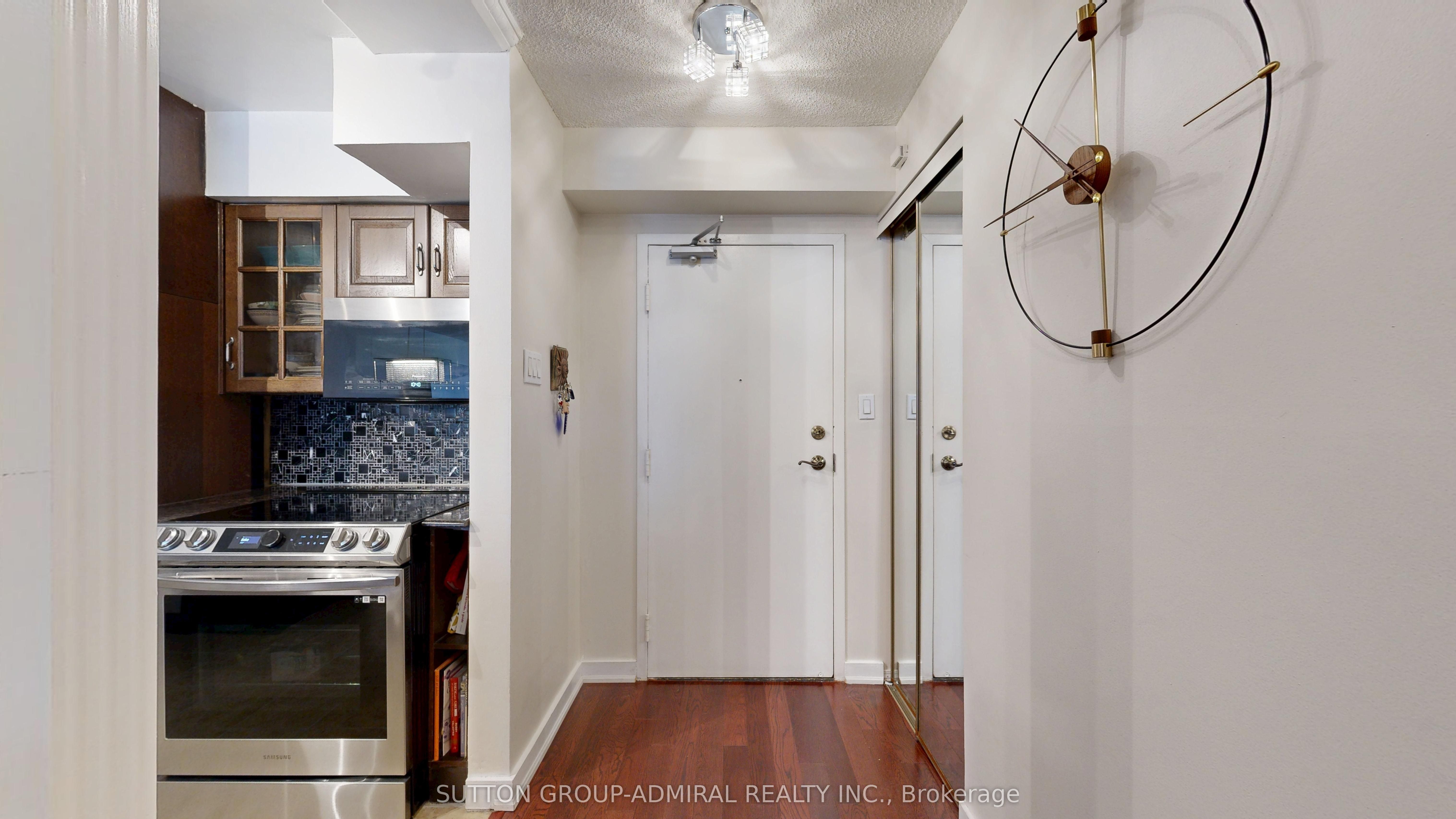 #201 - 633 Bay Street Property Photo 3