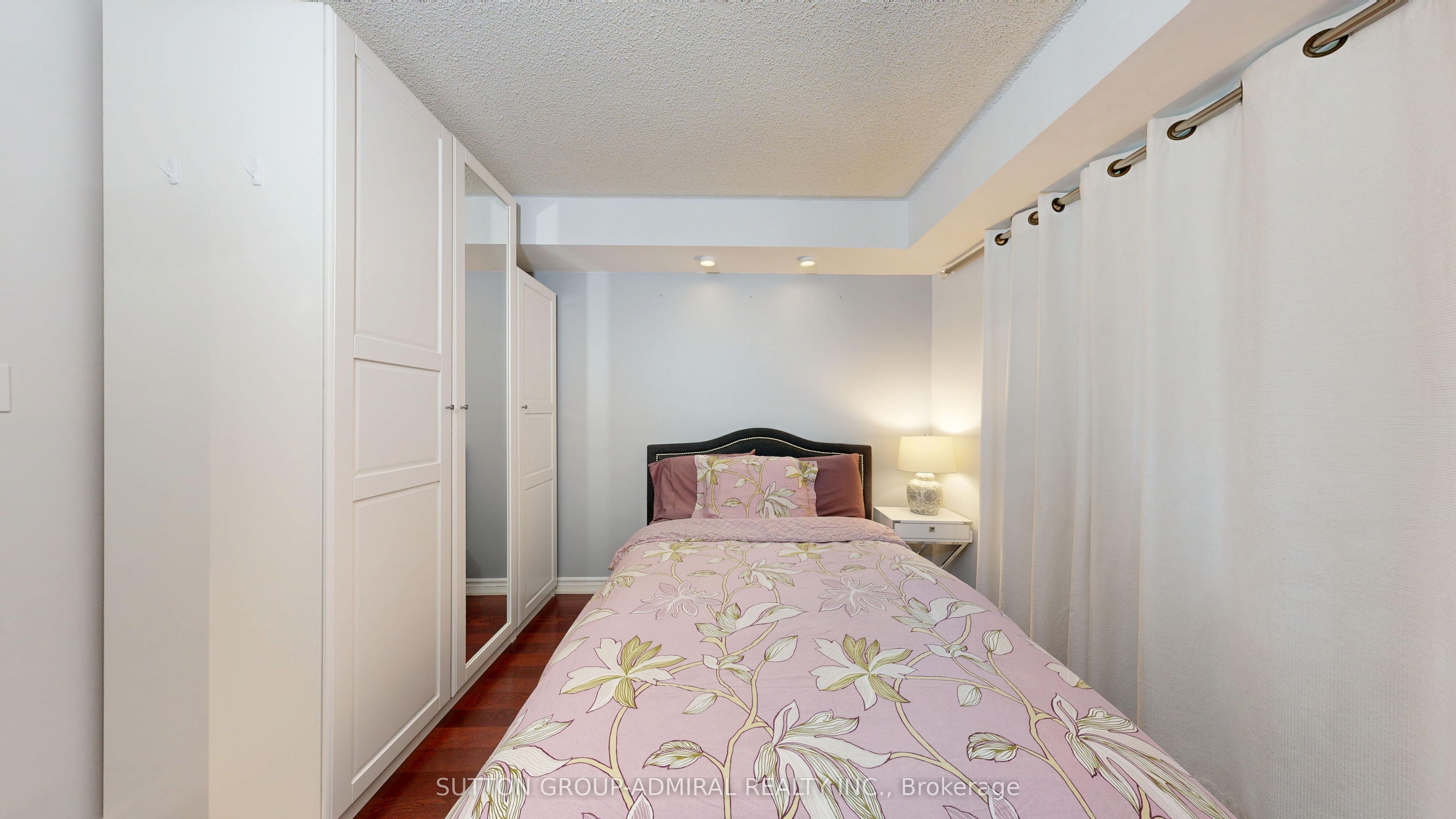 #201 - 633 Bay Street Property Photo 21
