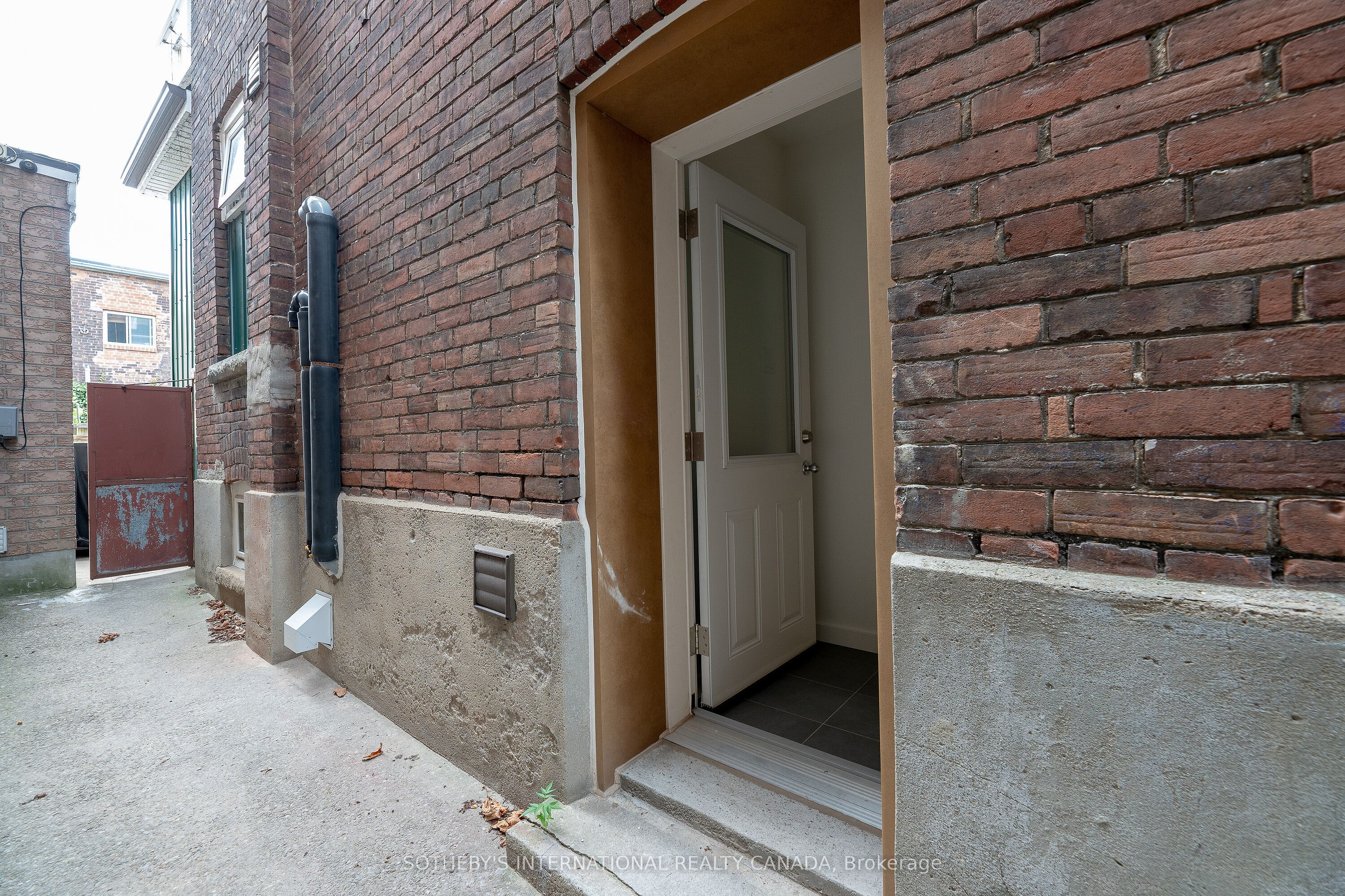 #lower - 301 Euclid Avenue Property Photo 3
