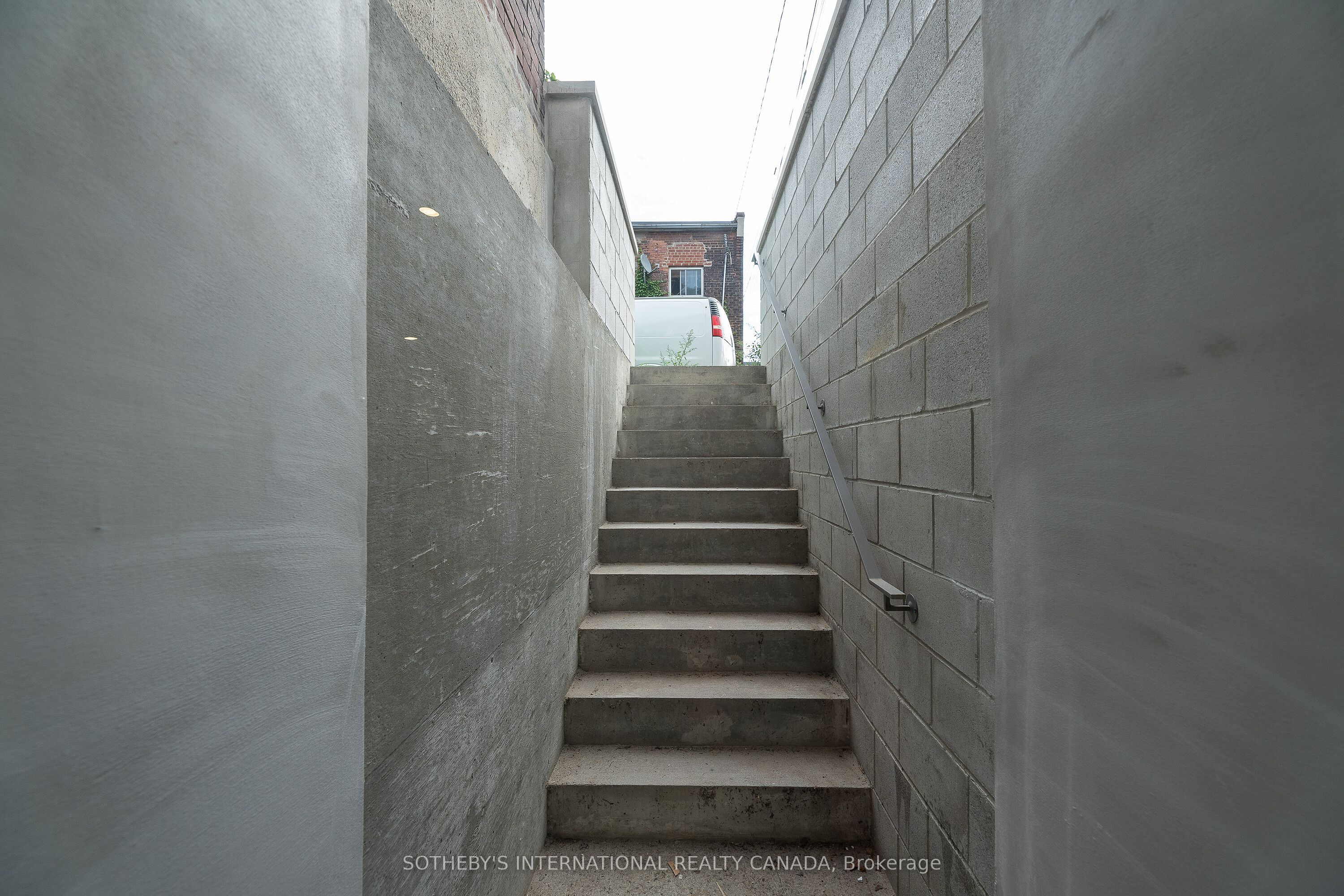 #lower - 301 Euclid Avenue Property Photo 4