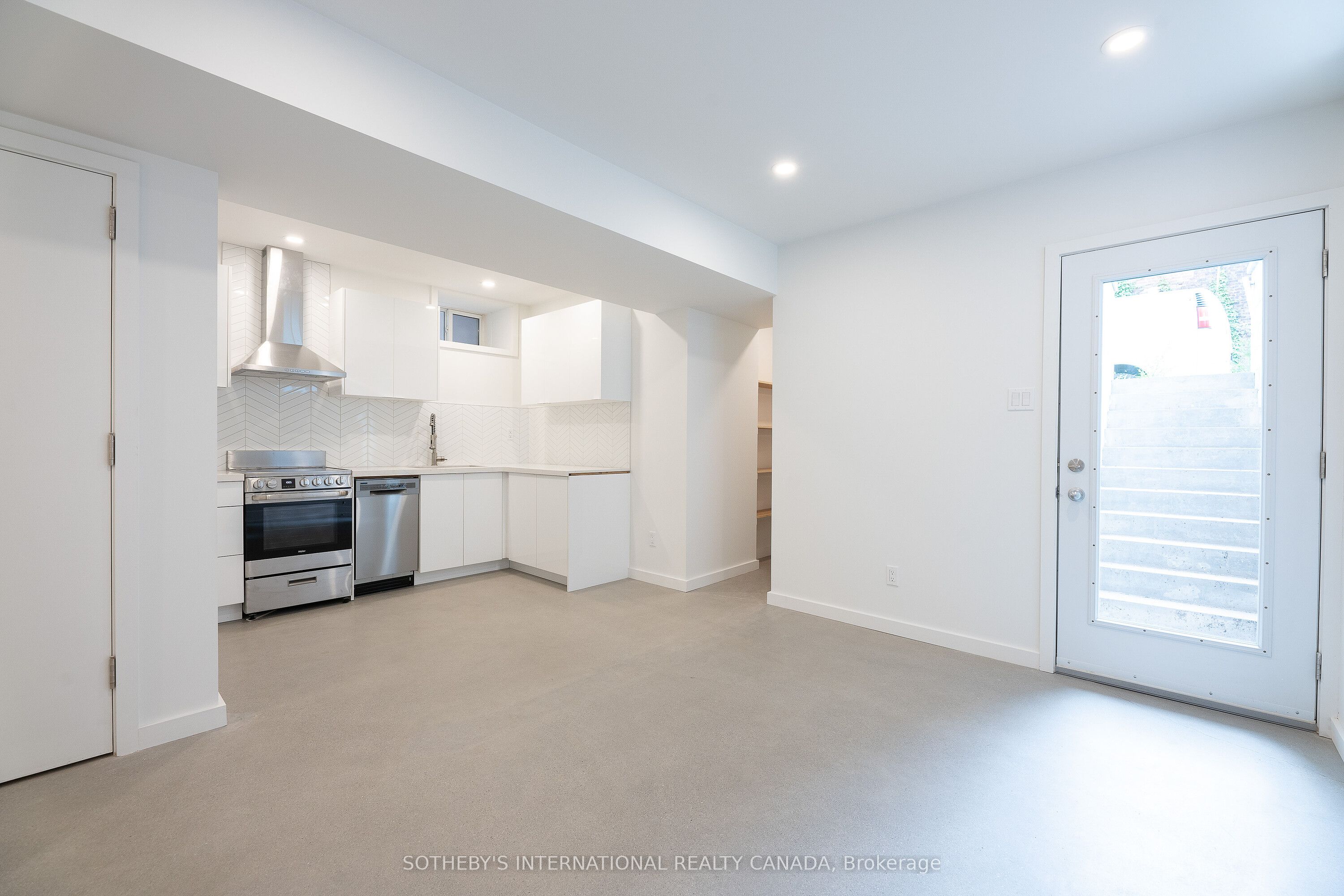 #lower - 301 Euclid Avenue Property Photo 6