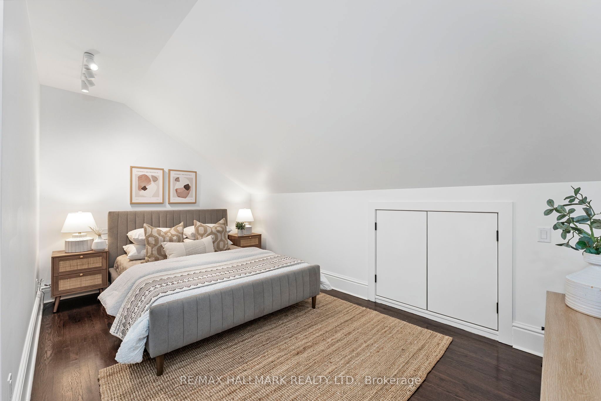 342 Wellesley Street Property Photo 28
