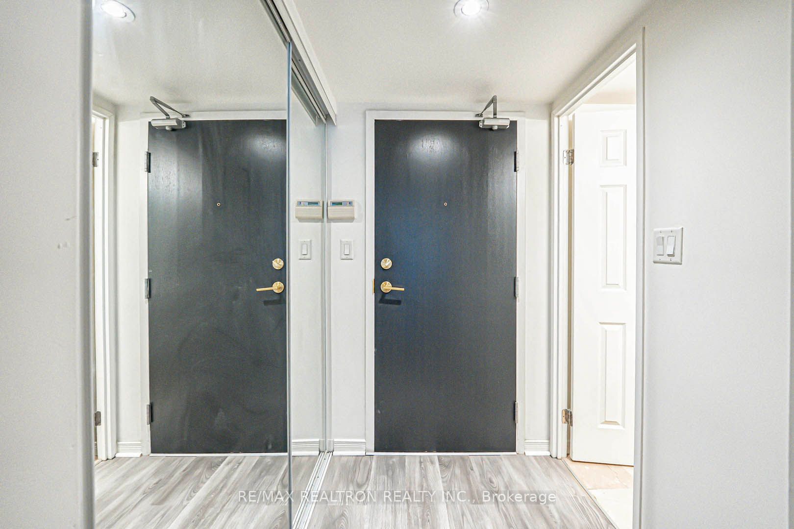#318 - 230 King Street Property Photo 7