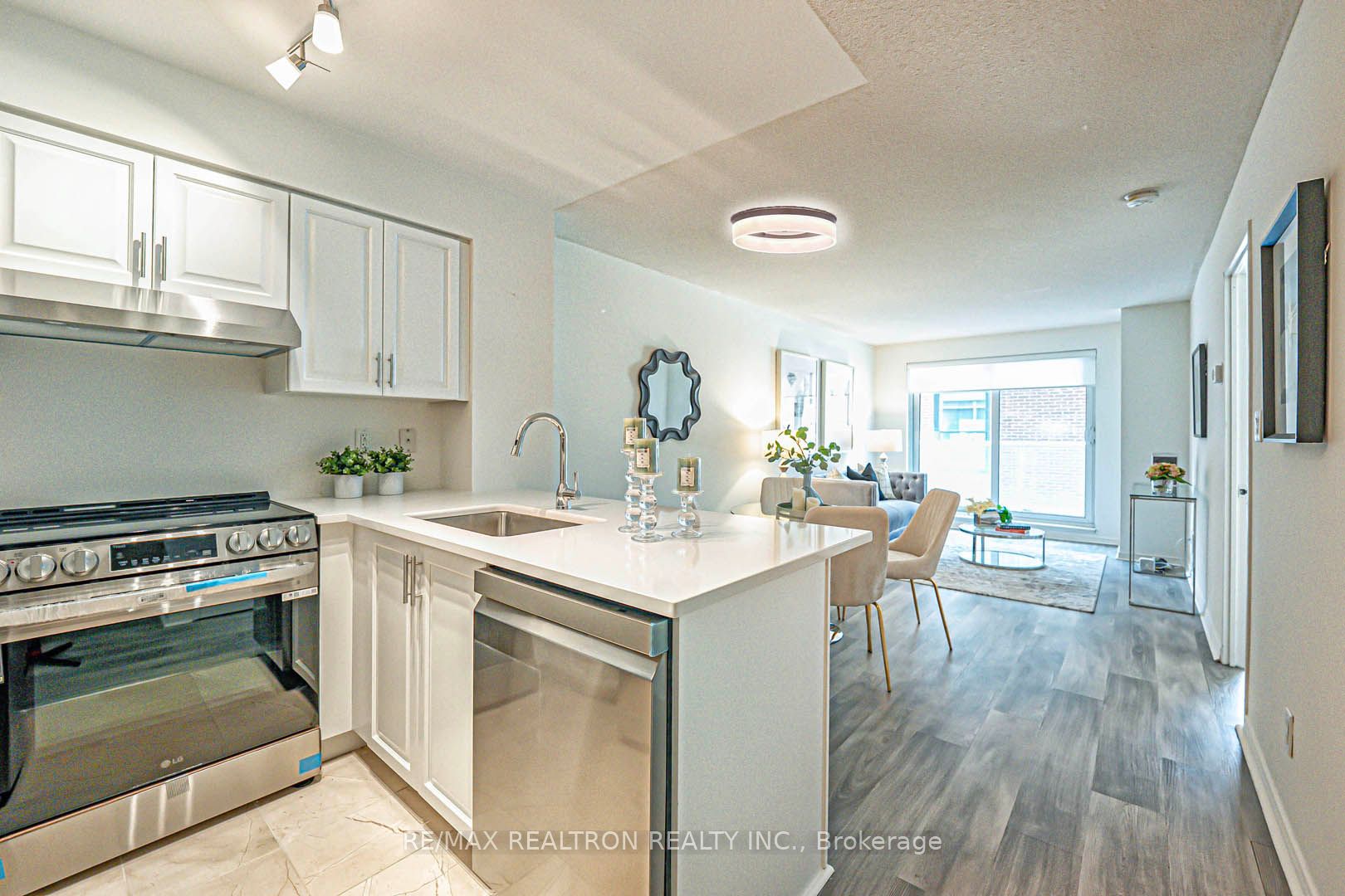 #318 - 230 King Street Property Photo 8
