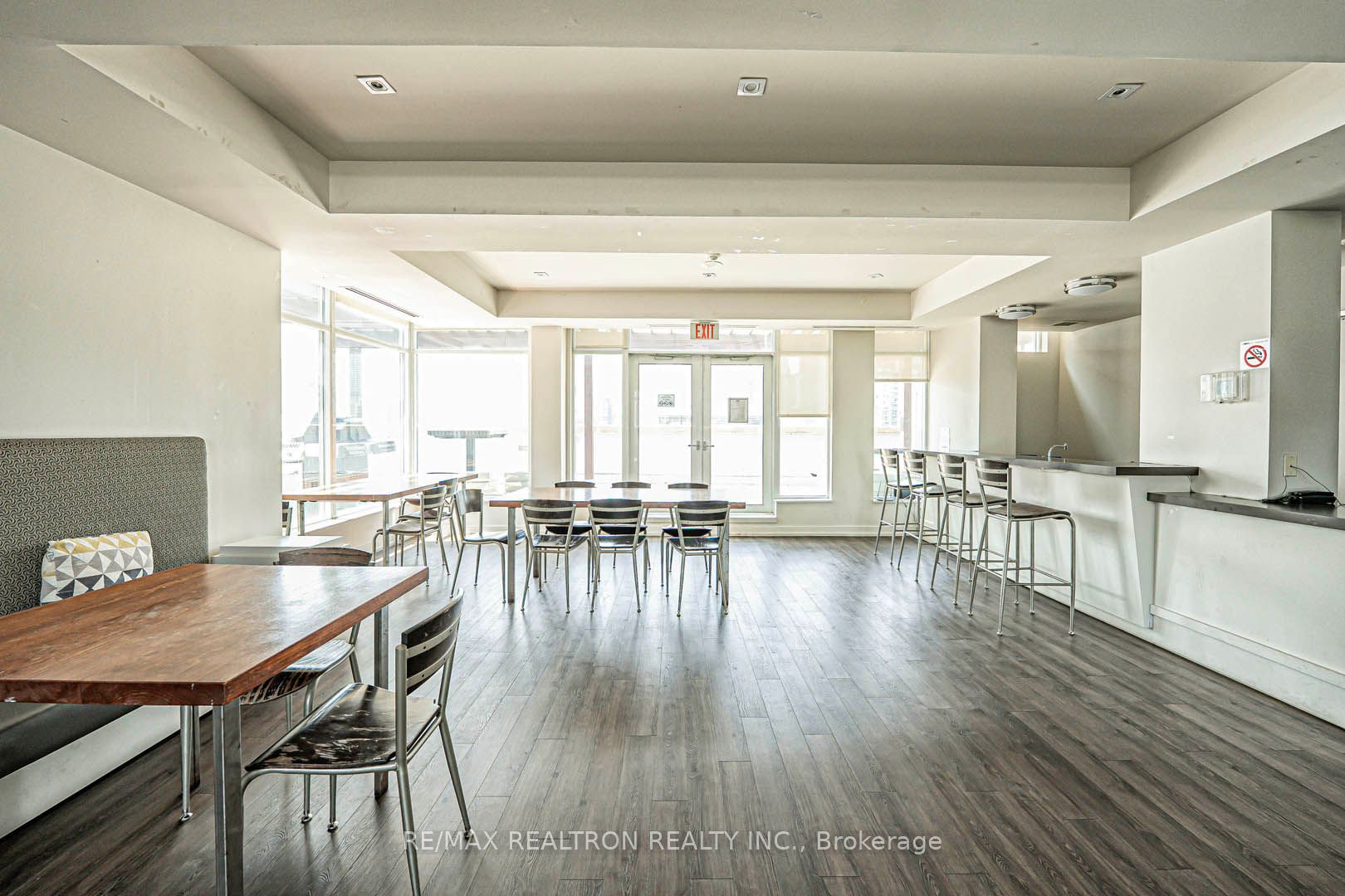 #318 - 230 King Street Property Photo 33