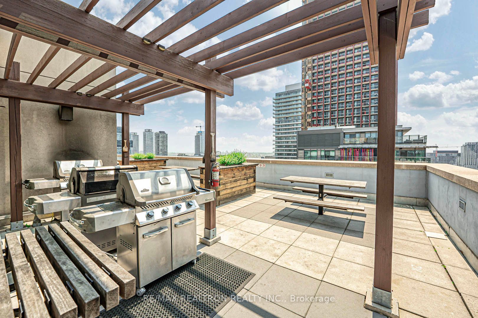 #318 - 230 King Street Property Photo 35