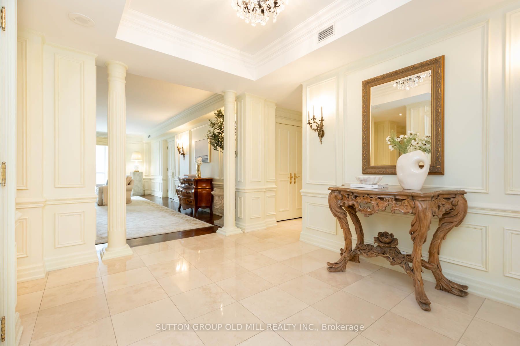 #700 - 38 Avenue Road Property Photo 2