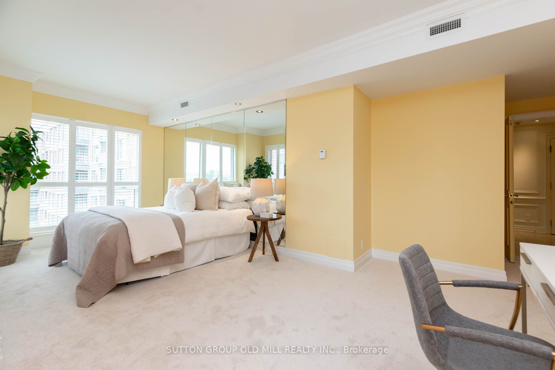 #700 - 38 Avenue Road Property Photo 24