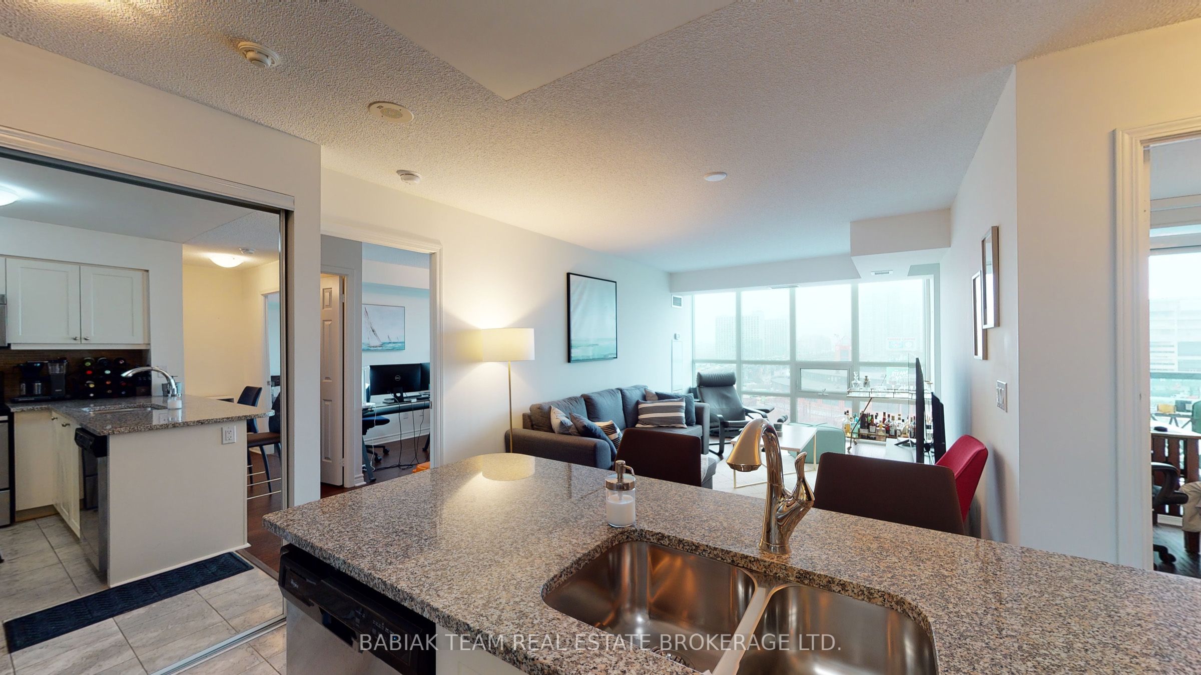 #1015 - 25 Lower Simcoe Street Property Photo 8
