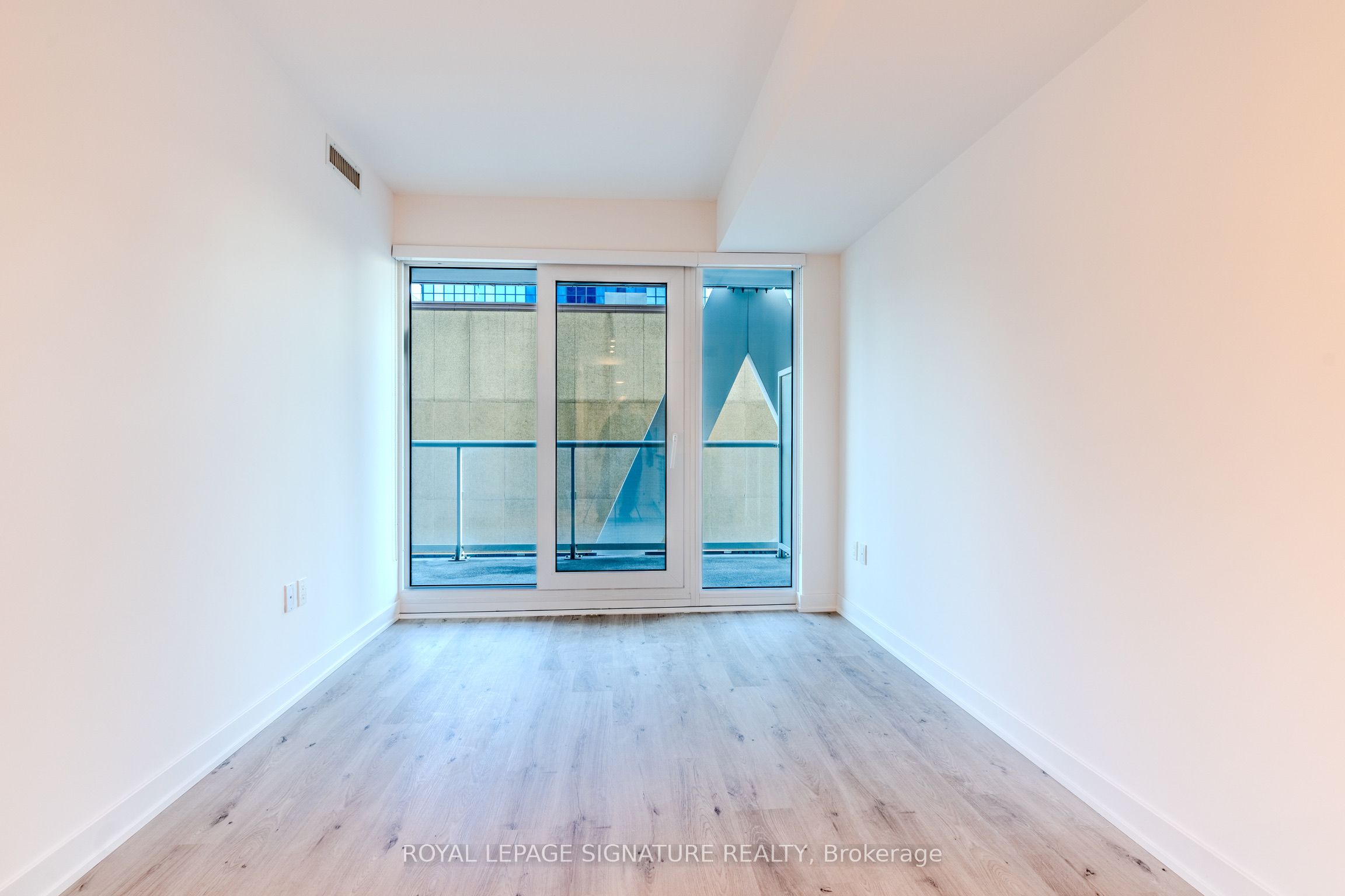 #1532 - 230 Simcoe Street Property Photo 6