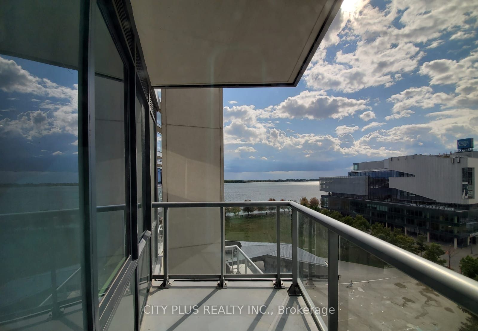 #841 - 15 Merchants' Wharf Property Photo 14