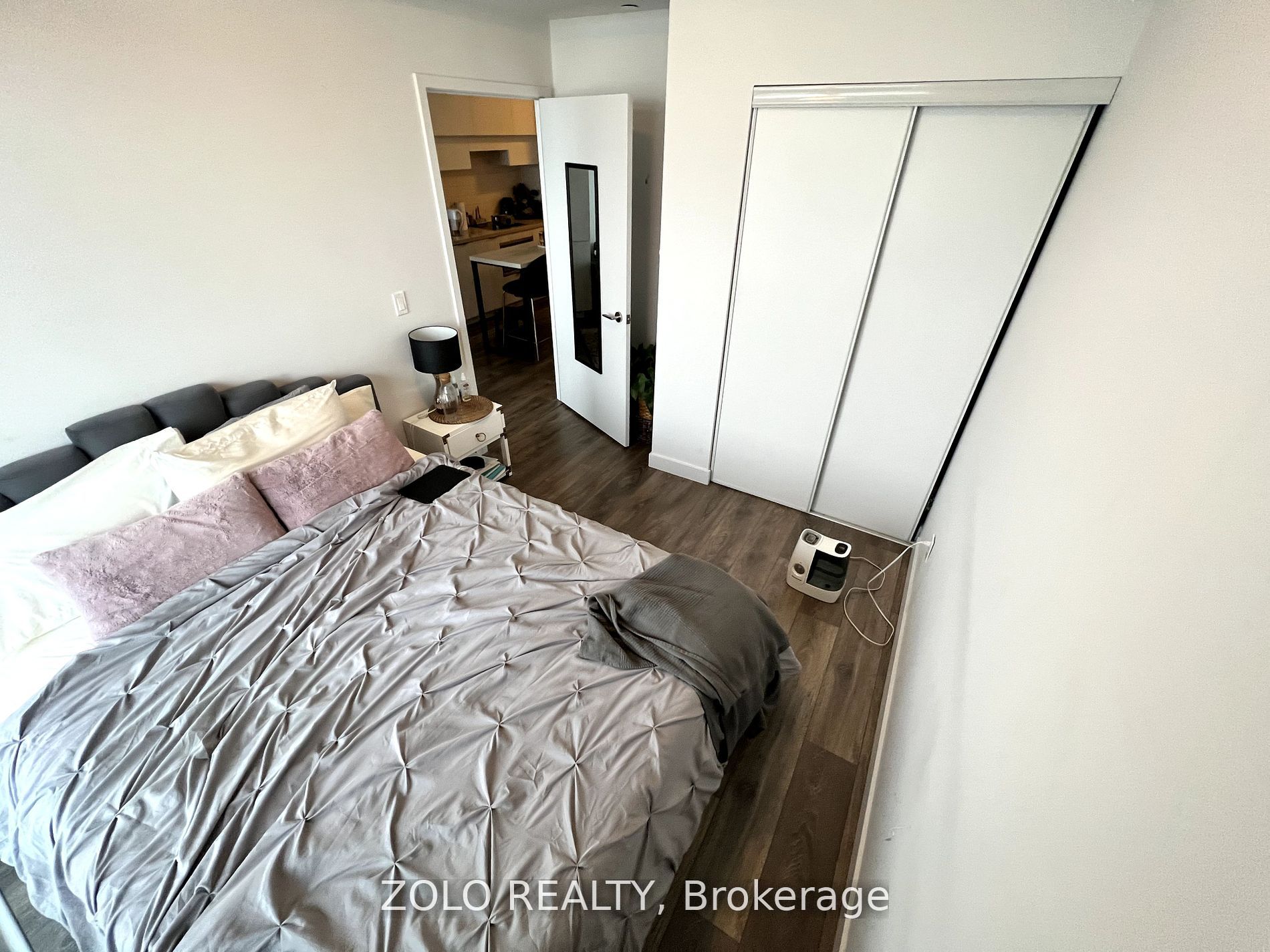 8 Eglinton Avenue E 4709 Property Photo 7