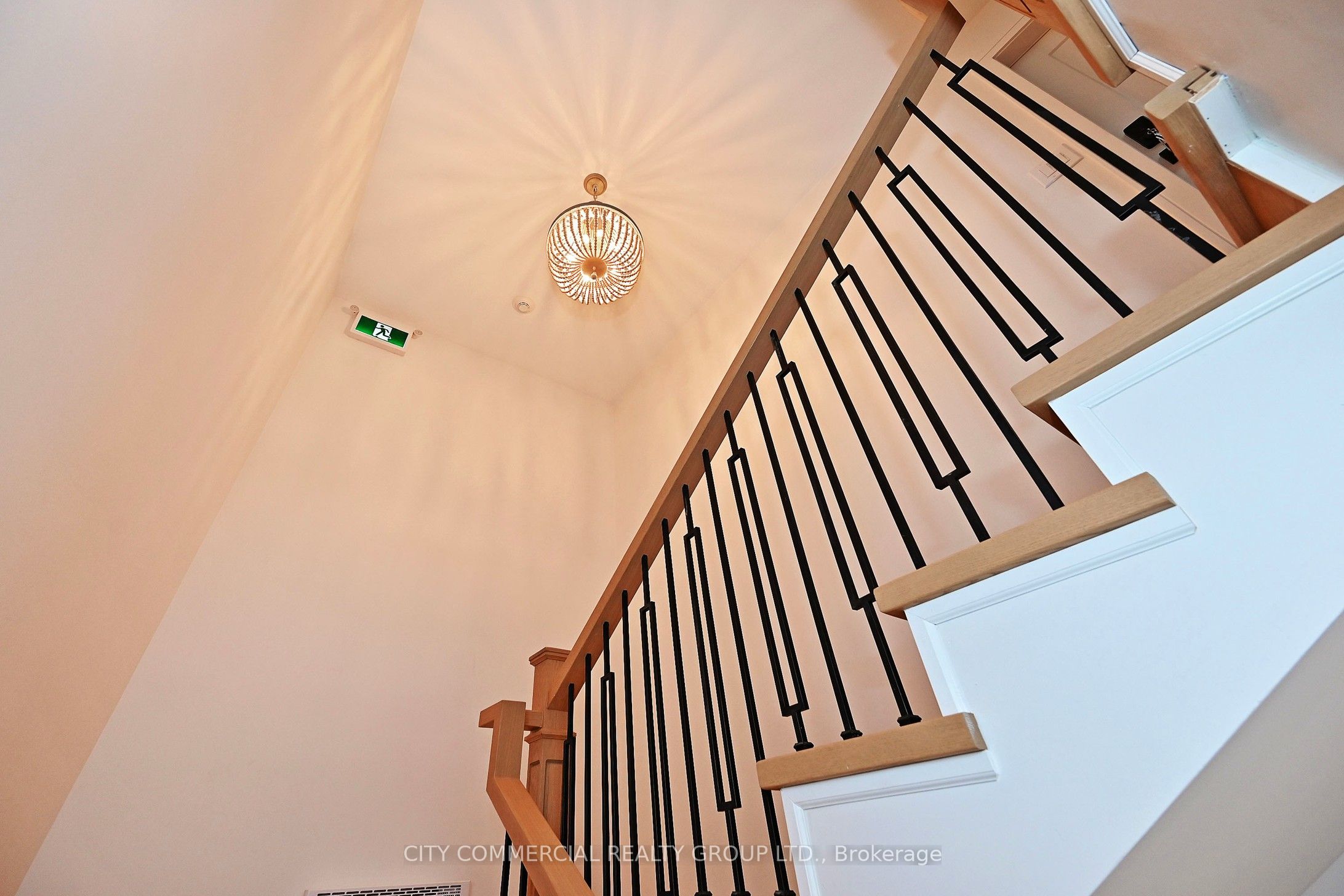 396 Summerhill Avenue N Property Photo 6