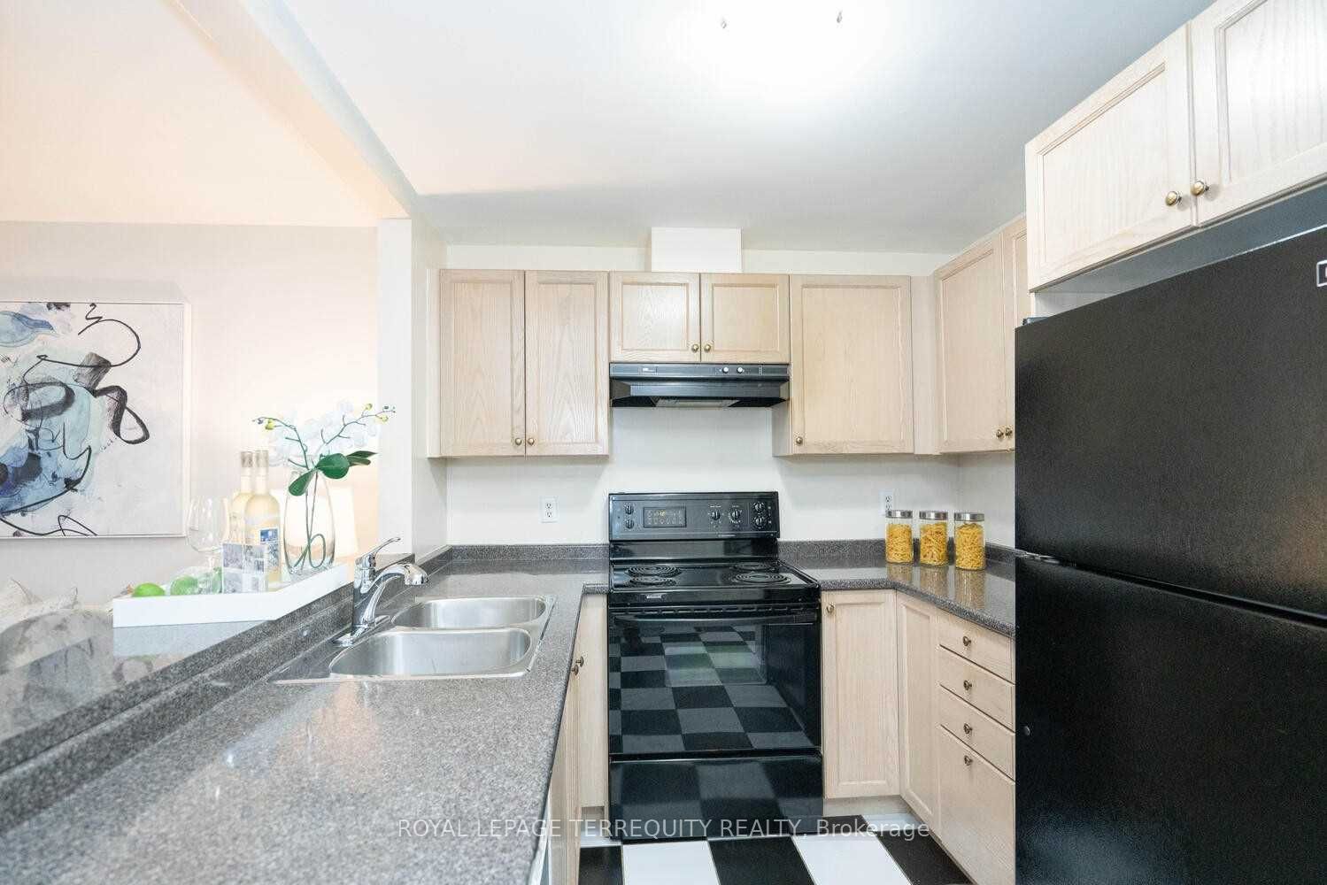 108 Finch Avenue W B19 Property Photo 10