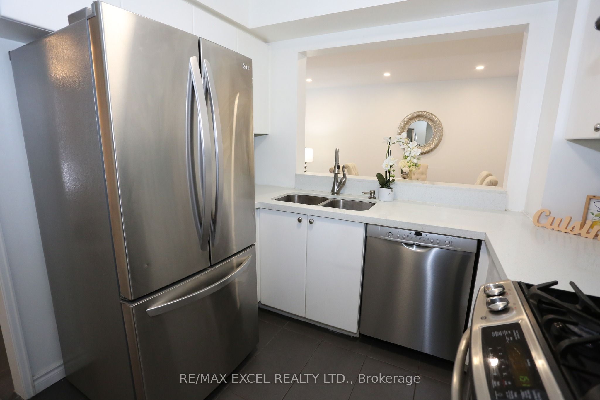 #114 - 38 Hollywood Avenue Property Photo 5