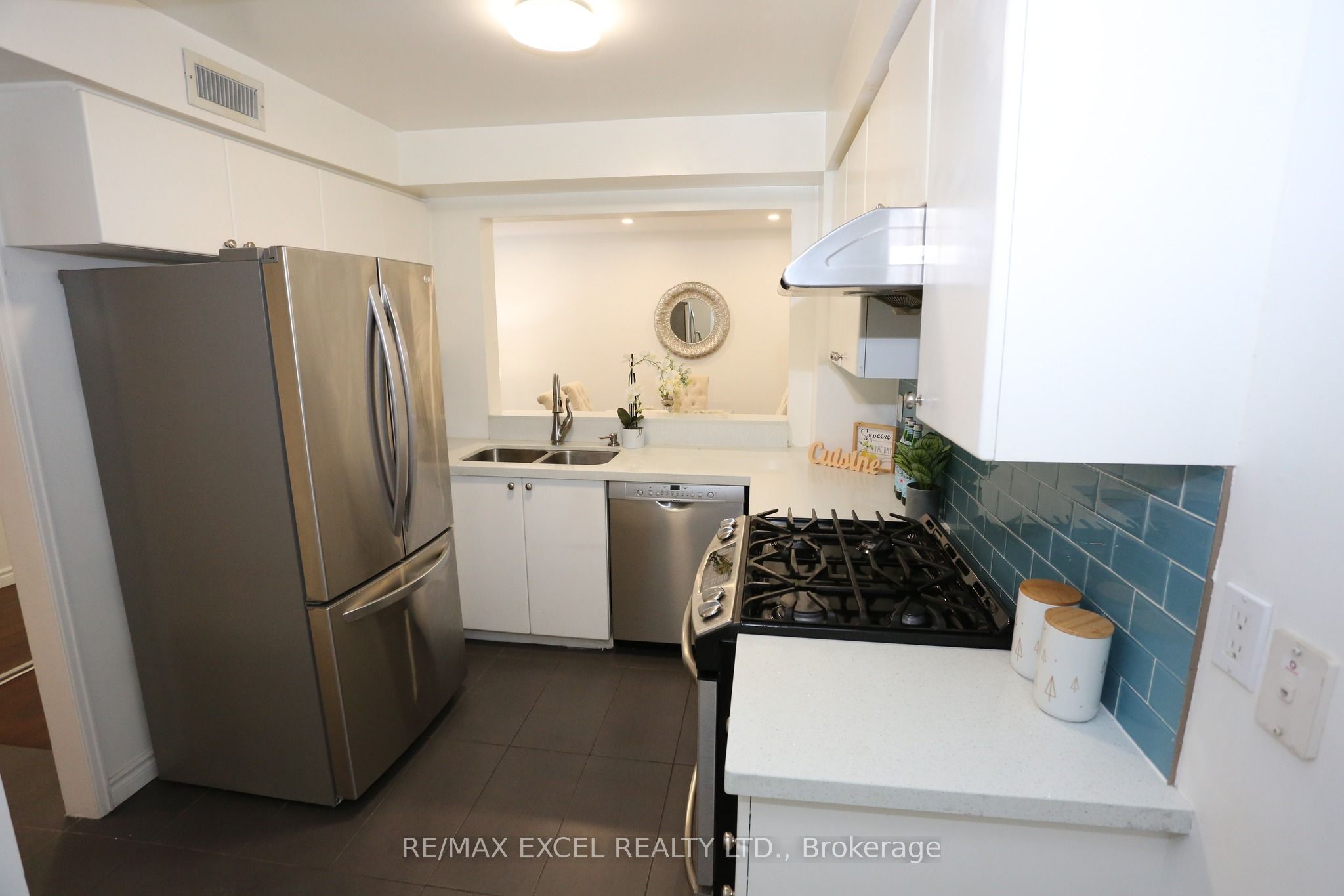 #114 - 38 Hollywood Avenue Property Photo 7