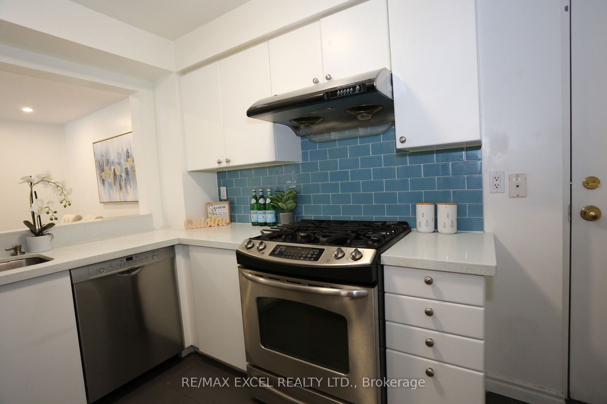 #114 - 38 Hollywood Avenue Property Photo 8